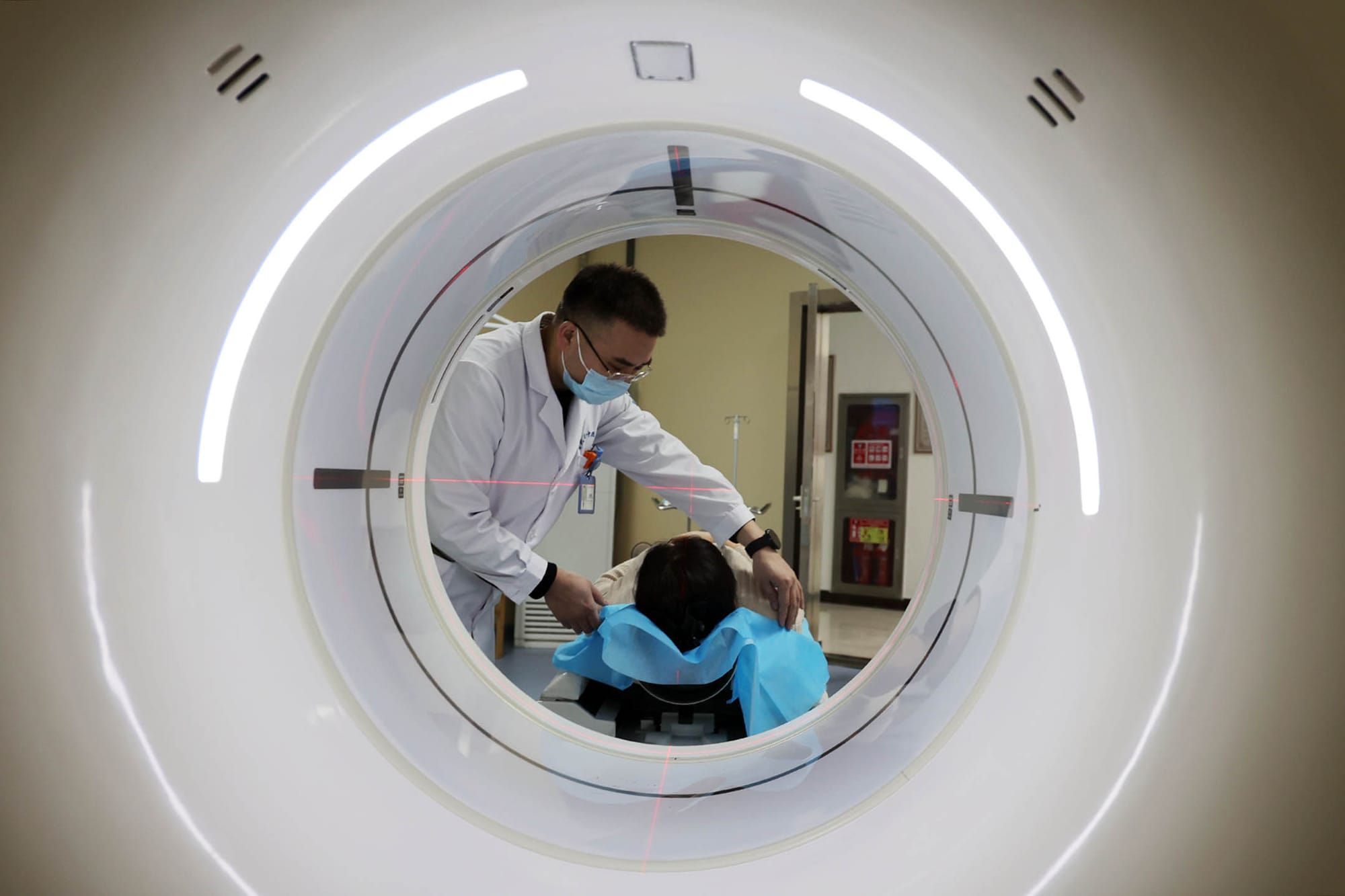 2024年2月10日,山東省濱州市的醫院影像科,值班醫生進行電腦斷層掃描。攝:CFOTO/Future Publishing via Getty Images