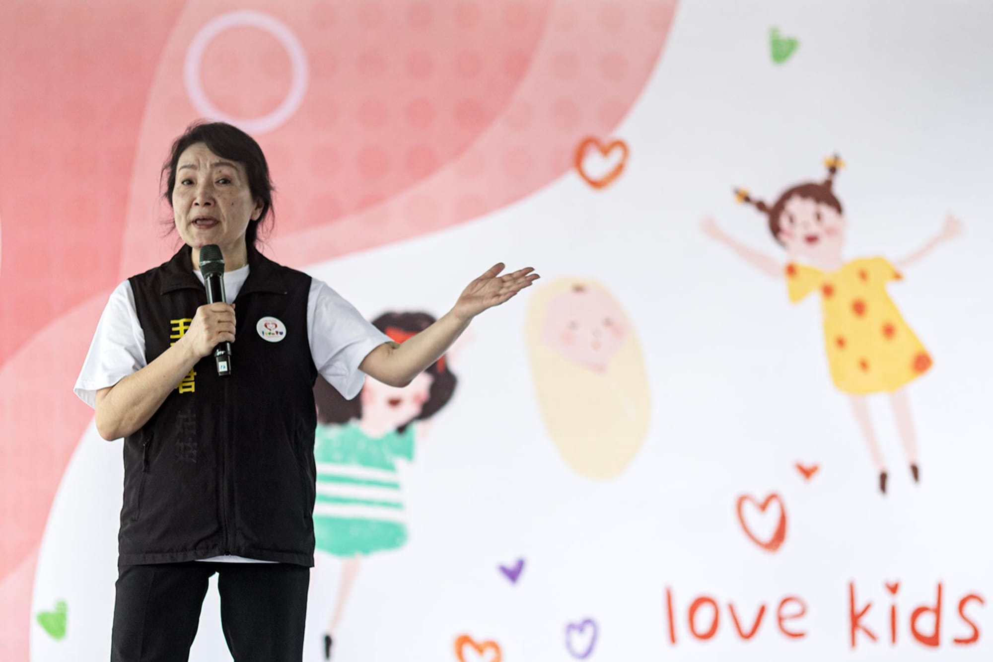 2024年4月27日,台北,兒權會舉行「保護兒童我願意終結兒虐陽光再現」集會,兒權會的創辦人王薇君上台發言。攝:陳焯煇/端傳媒