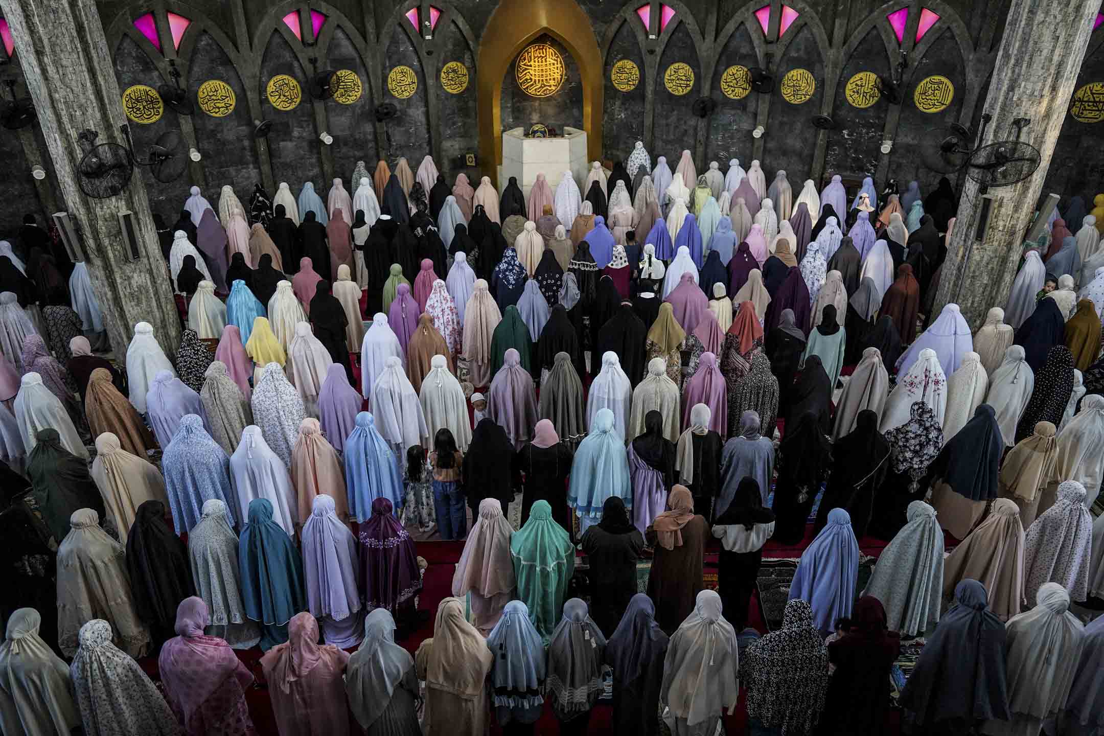 2024年4月10日,泰国曼谷,穆斯林在伊斯兰中心进行开斋节祈祷。摄:Anusak Laowilas/NurPhoto via Getty Images
