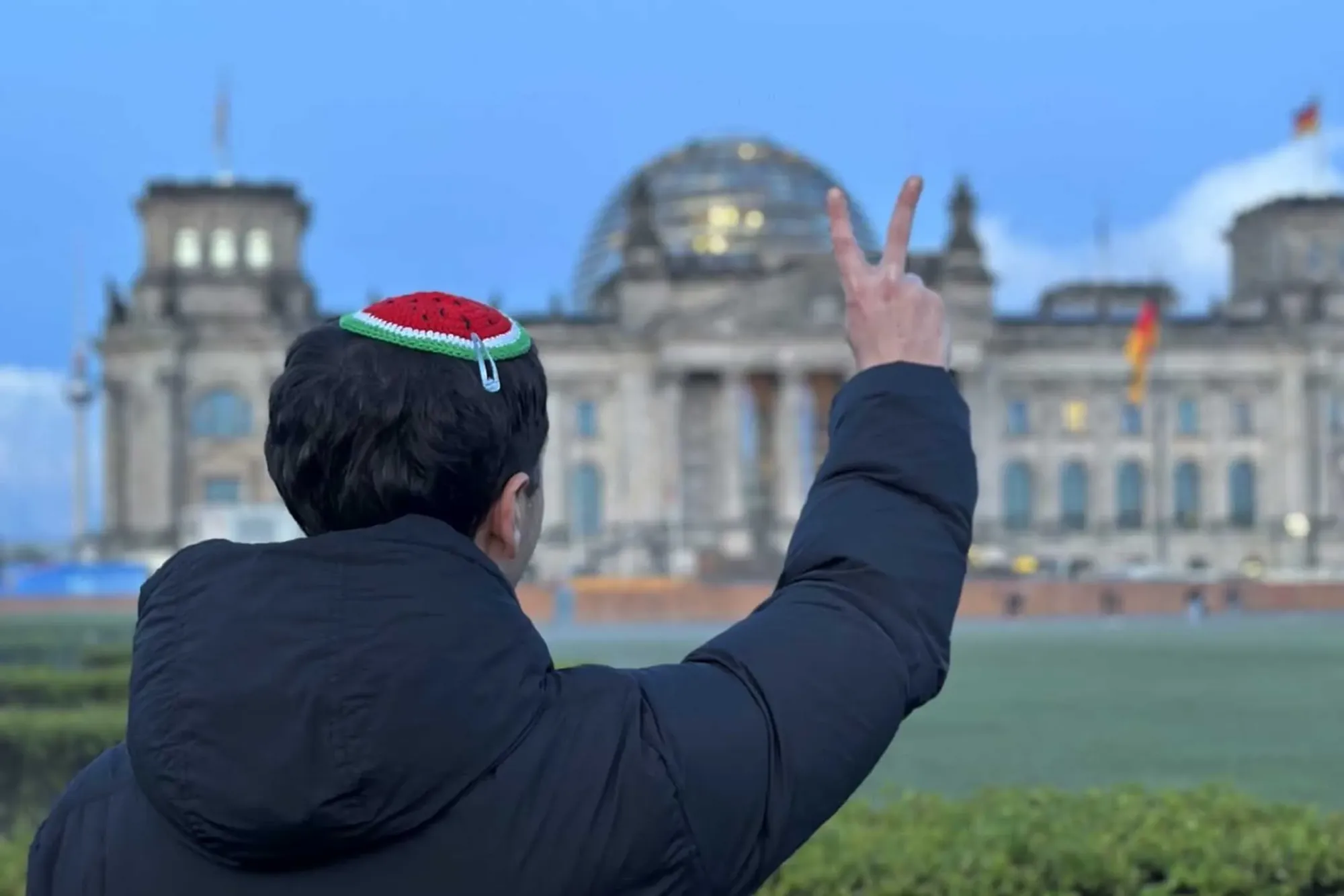 乌迪·拉兹在德国国会大厦前的照片。图:受访者提供