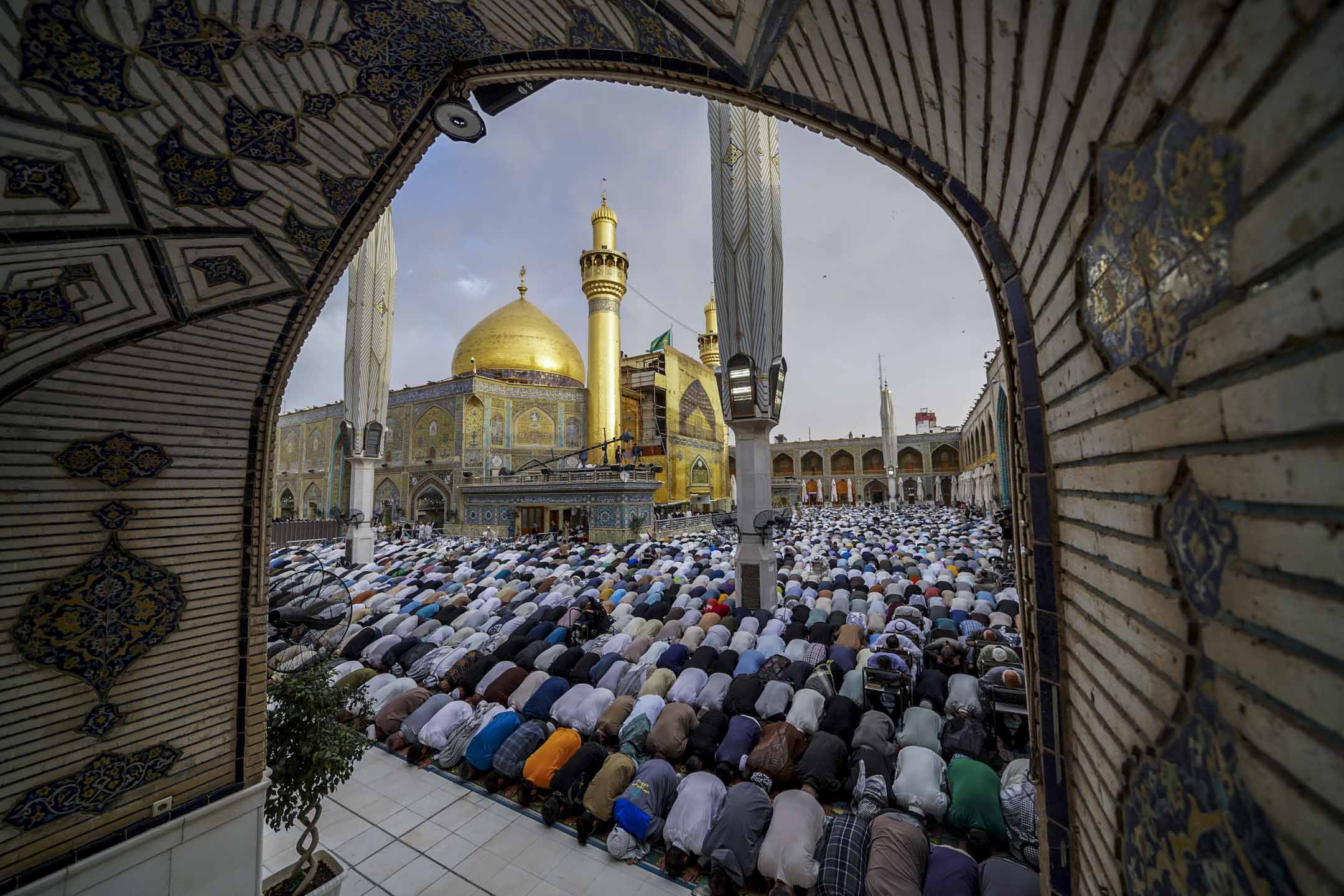 2024年4月9日,伊拉克纳杰夫,穆斯林聚集在伊玛目阿里圣殿进行开斋节祈祷。摄:Karar Essa/Anadolu via Getty Images