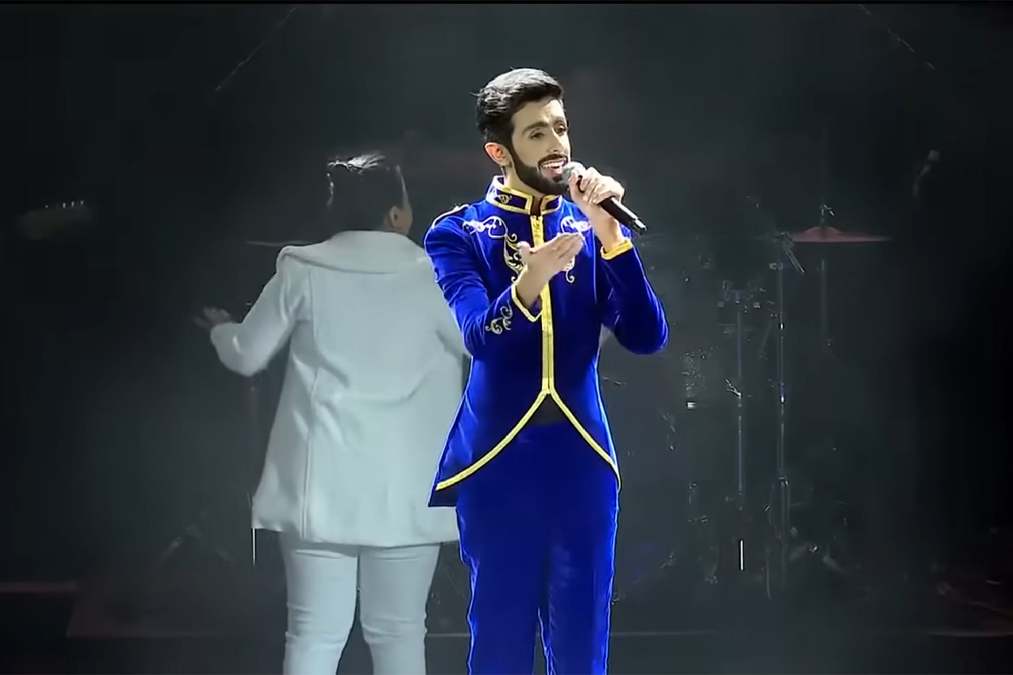 歌手 Alira 在2020年杜拜世博會的演出。圖：YouTube截圖