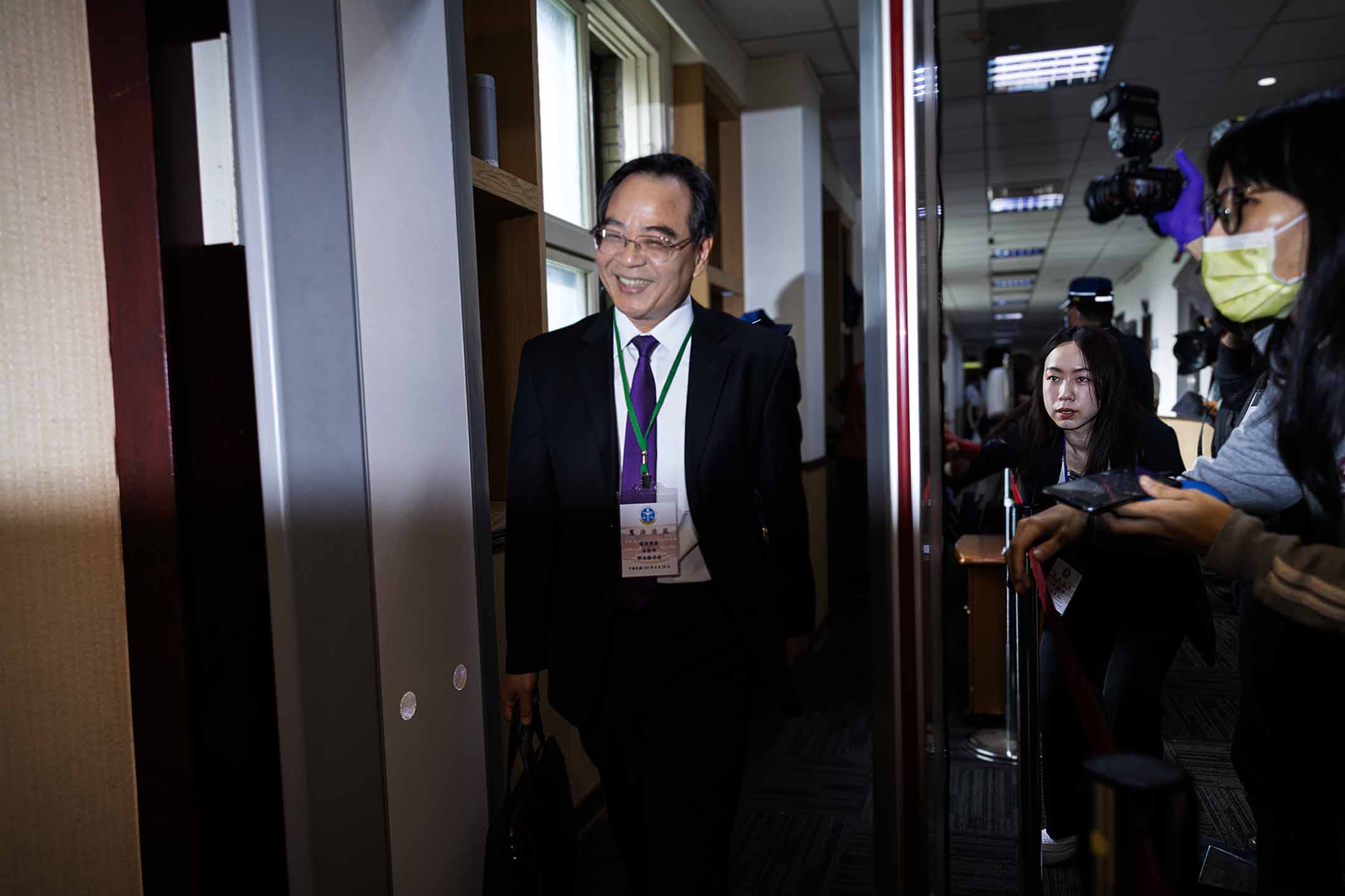2024年4月23日,法务部检察司长郭永发进入宪法法庭。摄:陈焯煇/端传媒