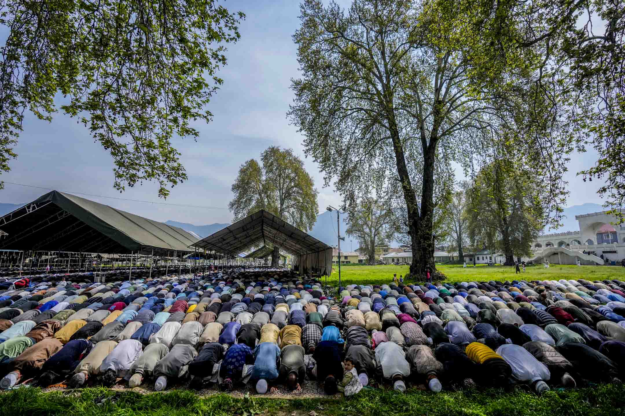 2024年4月10日,印度穆斯林在在哈兹拉特巴尔圣地外进行开斋节祈祷。摄:Mukhtar Khan/AP/达志影像