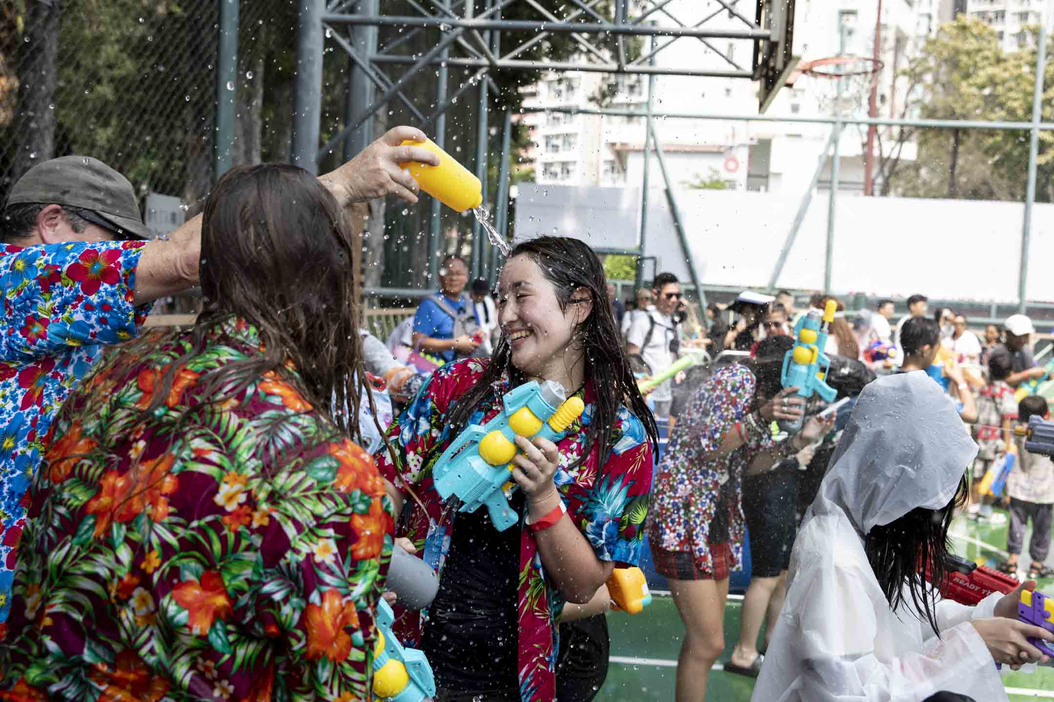 2024年4月13日,九龍城的潑水節從城南道移師至賈炳達道公園籃球場舉辦。攝:林振東/端傳媒