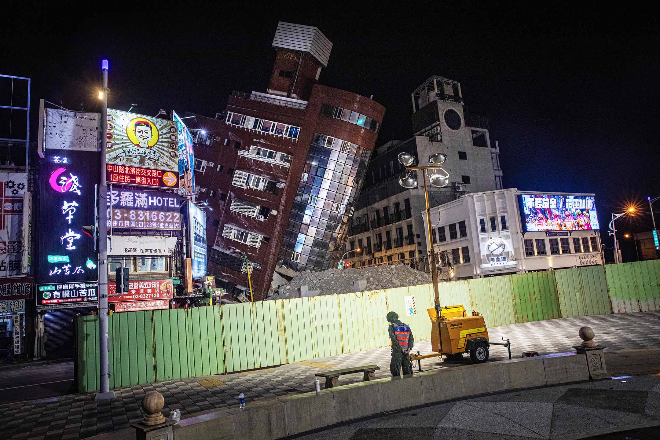 2024年4月4日,花蓮,因地震而倒塌的天王星大樓。攝:陳焯煇/端傳媒