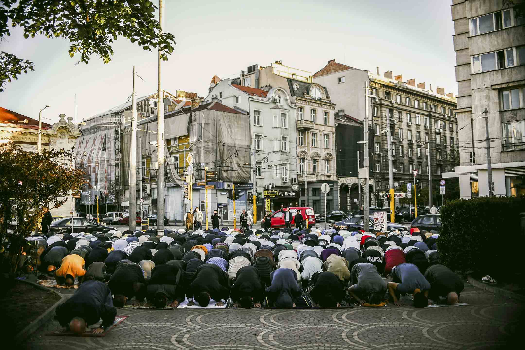 2024年4月10日,保加利亚,穆斯林聚集在索菲亚巴什清真寺前进行开斋节祈祷。摄:Borislav Troshev/Anadolu via Getty Images