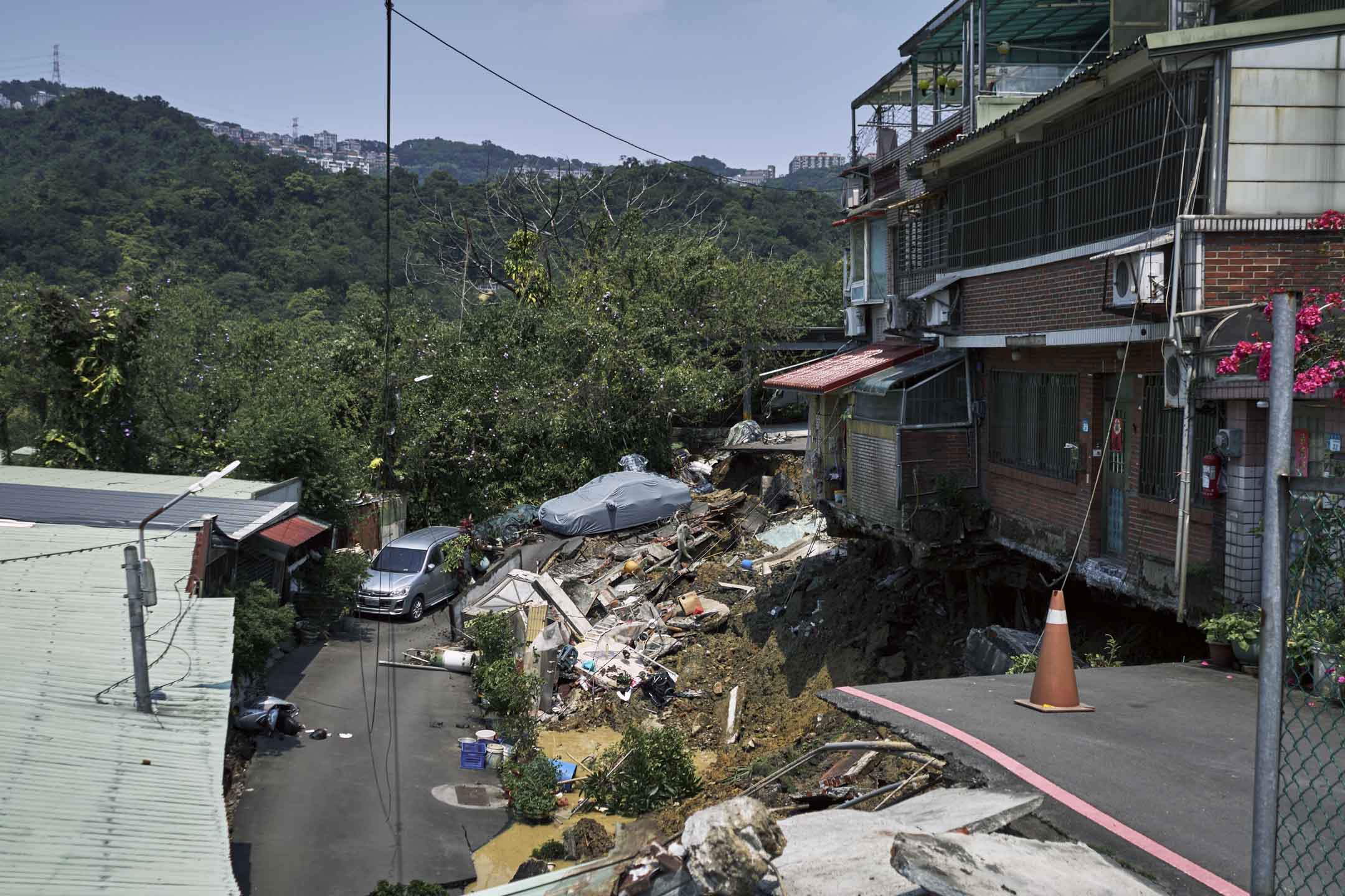 2024年4月3日,台湾花莲县发生 7.3 级强烈地震,震动整个岛屿,新北市一个地陷现场。摄:An Rong Xu/Bloomberg via Getty Images