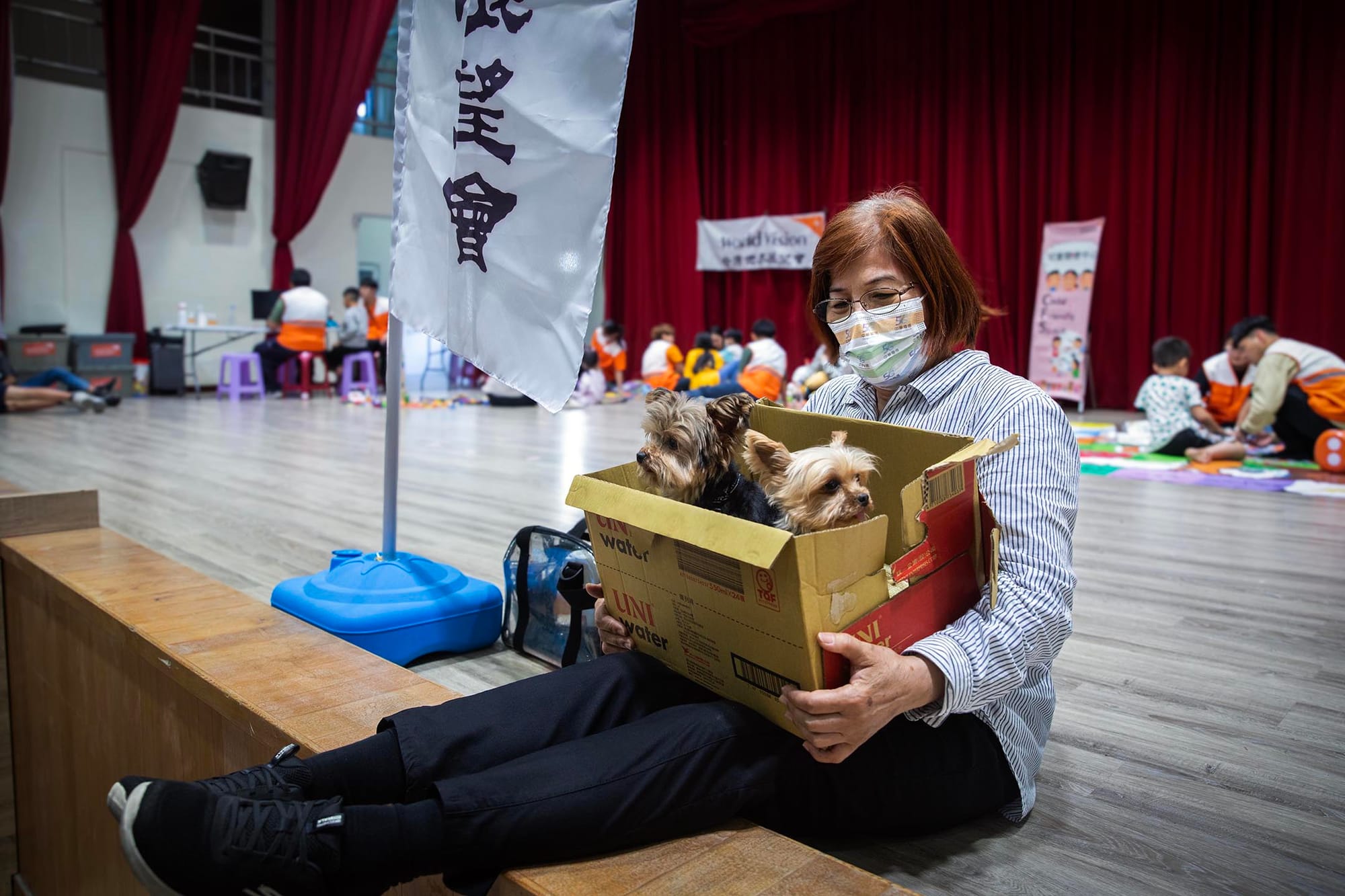 2024年4月4日,花蓮,收容中心內,一名女士抱著自己的狗。攝:陳焯煇/端傳媒