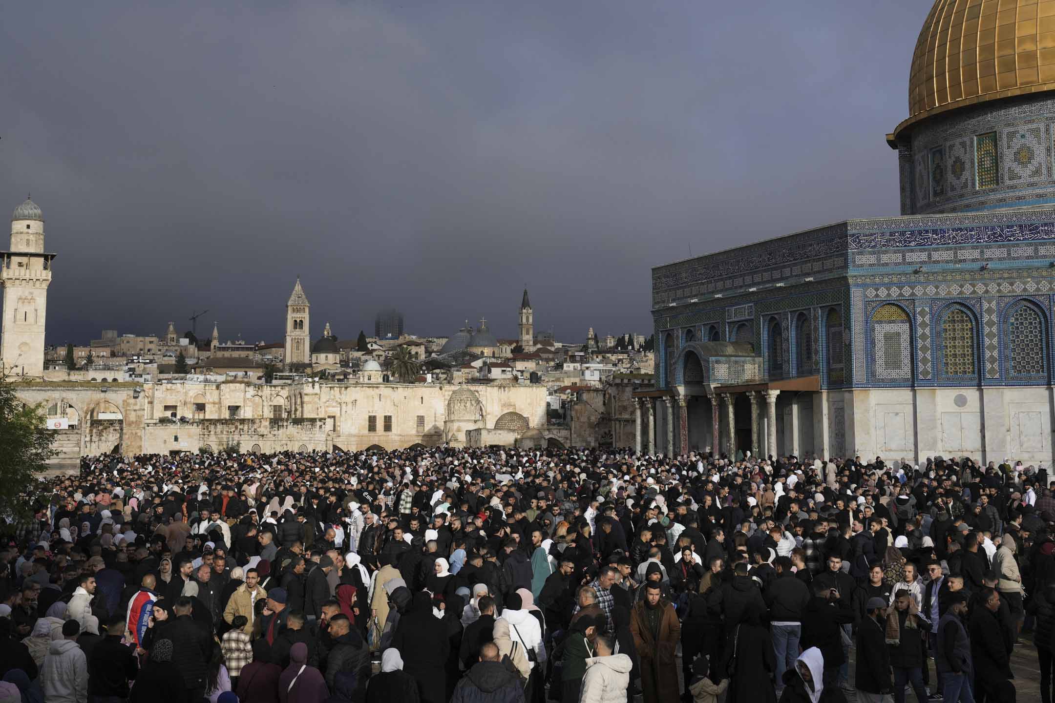 2024年4月10日,耶路撒冷旧城阿克萨清真寺,巴勒斯坦人聚集圆顶清真寺前进行开斋节祈祷。摄:Mahmoud Illean/AP/达志影像
