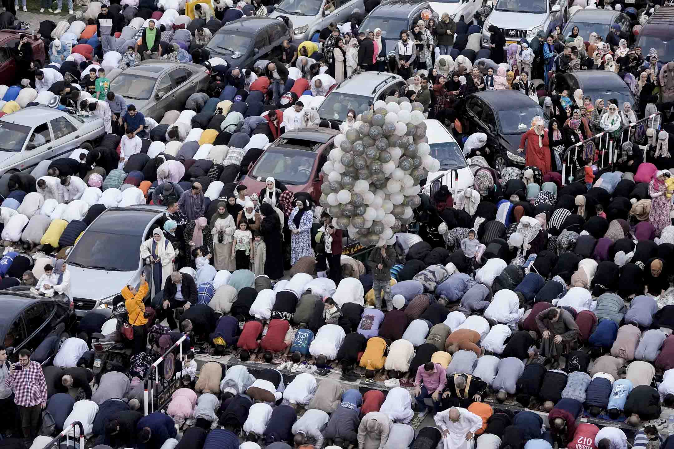 2024年4月10日,埃及开罗清真寺外,穆斯林举行开斋节祈祷,标志着穆斯林斋月的结束。摄:Amr Nabil/AP/达志影像