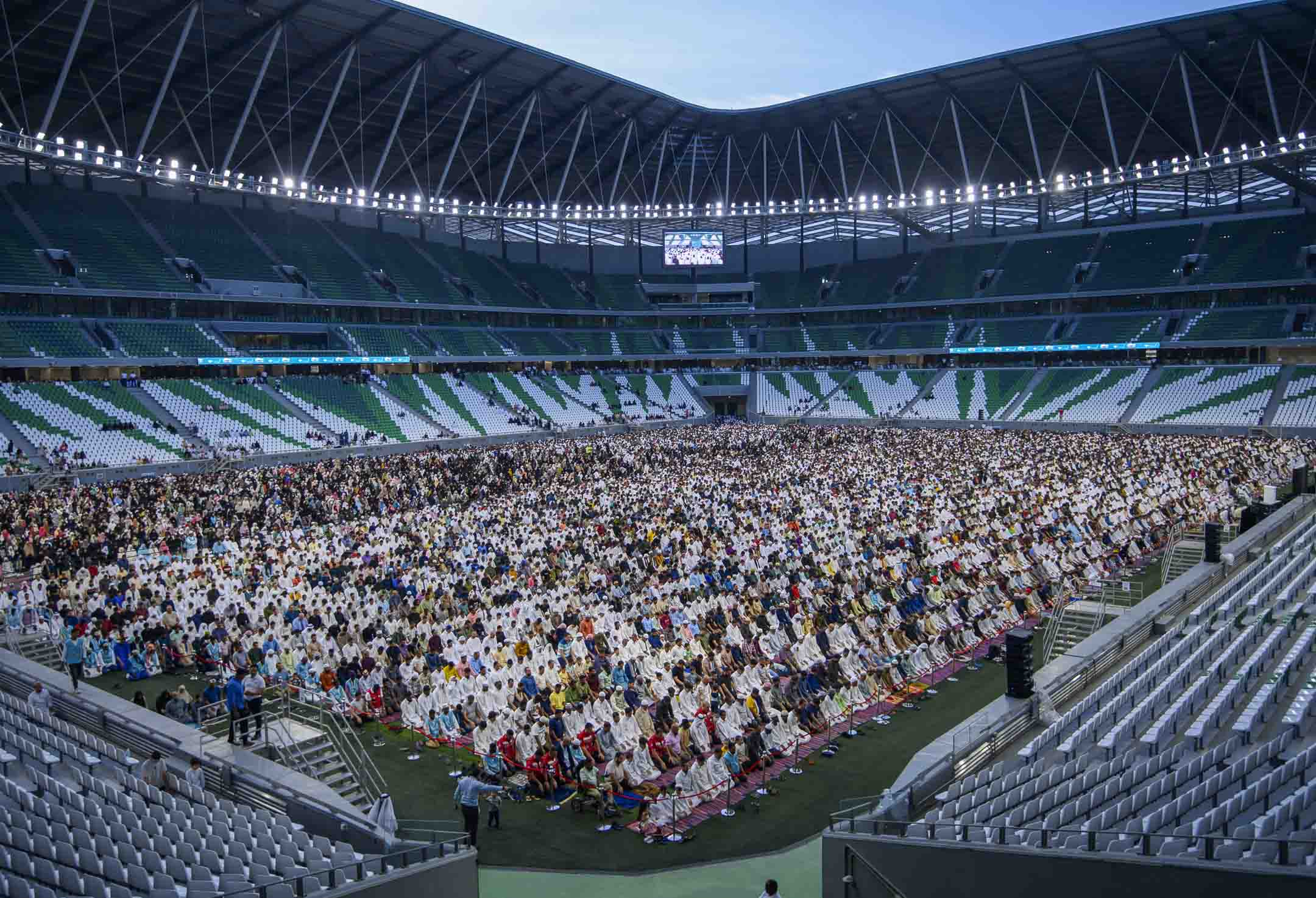 2024年4月10日,卡塔尔多哈,穆斯林在教育城体育场进行开斋节祈祷。摄:Noushad Thekkayil/NurPhoto via Getty Images