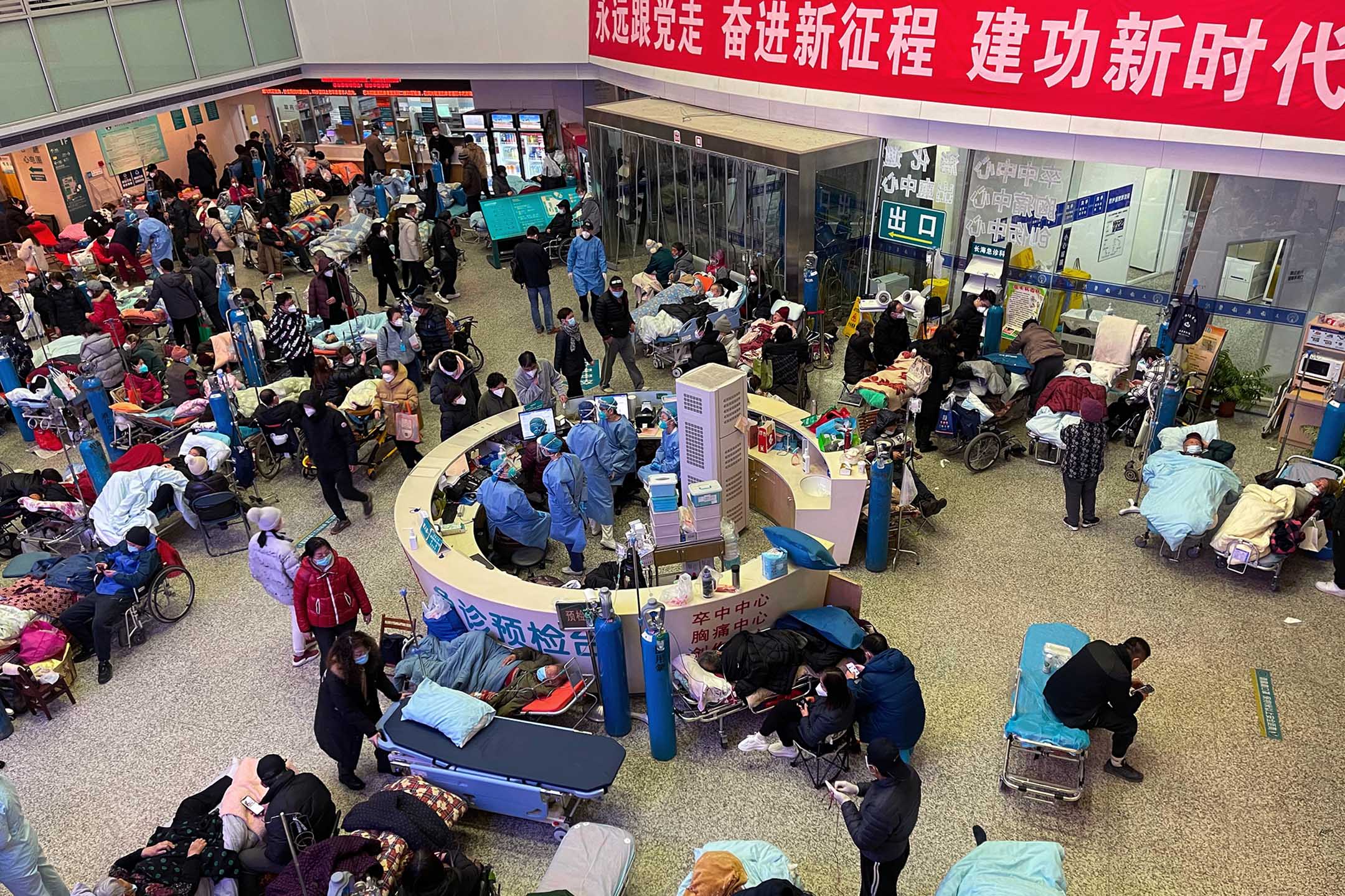 2023年1月3日,上海一所醫院的大廳裡擠滿了患者。攝:Ray Young/Future Publishing via Getty Images