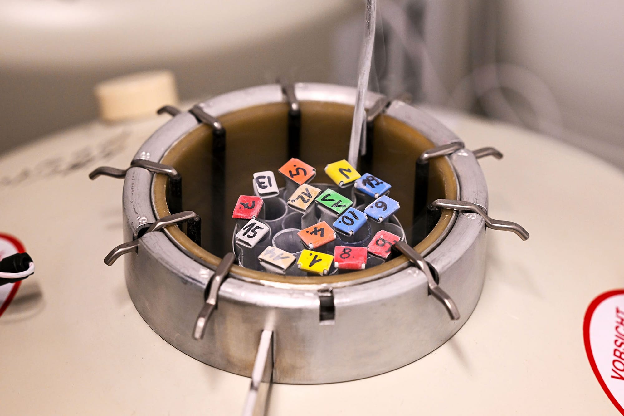 德國柏林生育中心的細胞實驗室中，卵子和精子儲存在液態氮罐中。攝：Jens Kalaene/picture-alliance/dpa/AP Images