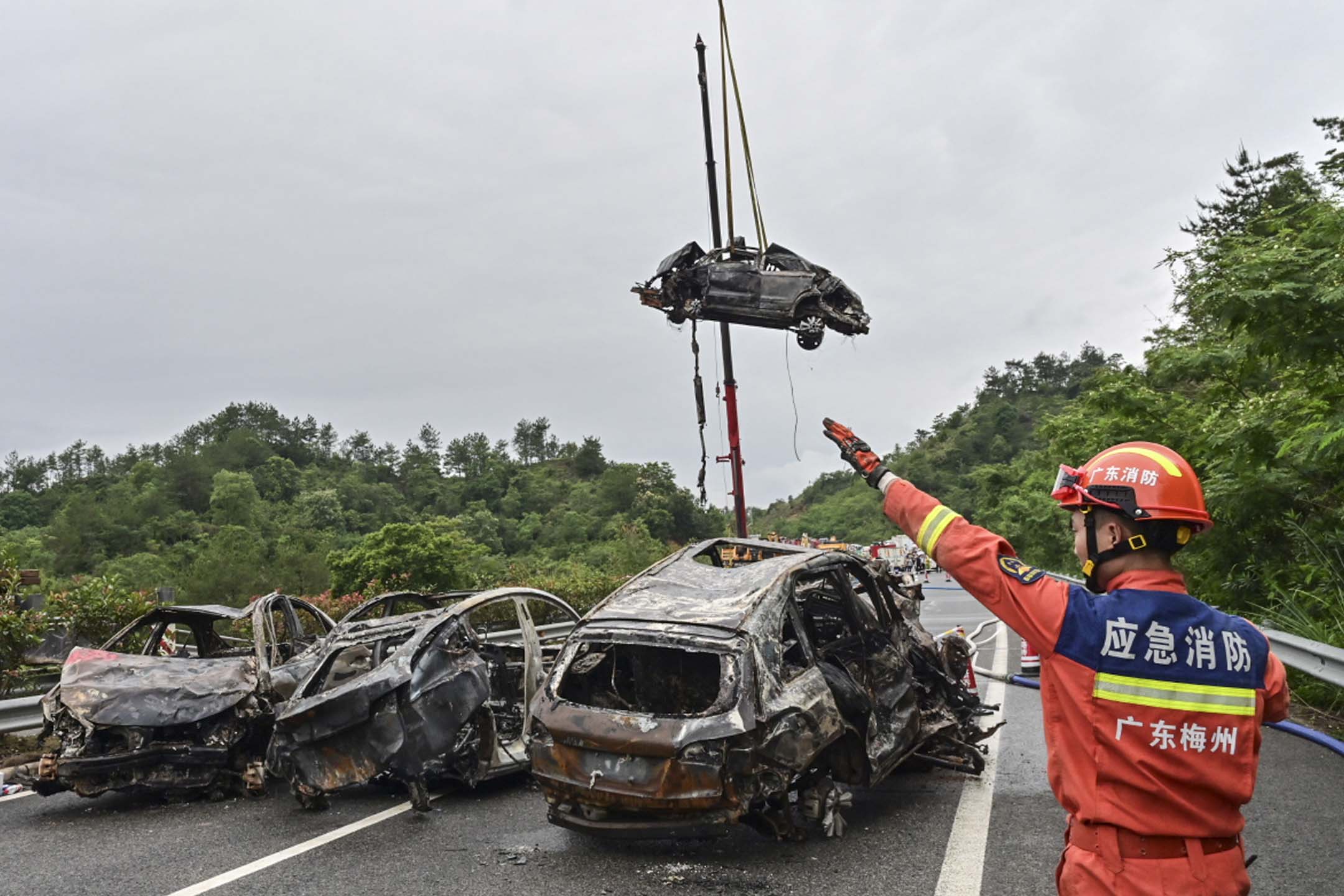 2024年5月1日,广东梅龙高速公路路陷事故,救援人员在现场工作。摄:Mei Zi/VCG via Getty Images