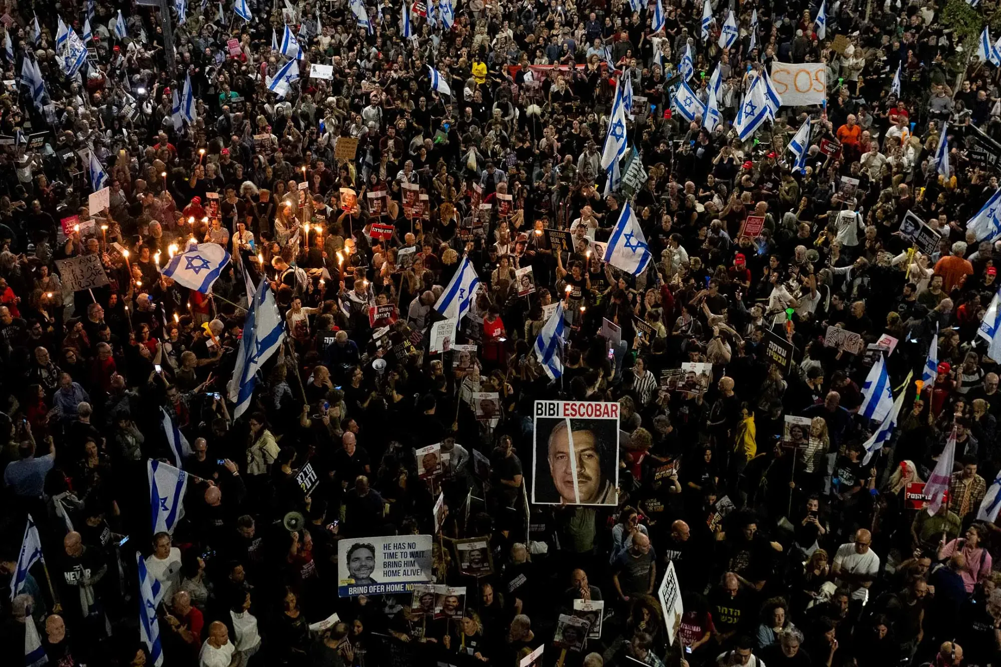 2024年3月30日,以色列特拉維夫,示威者在當地舉行抗議活動,呼籲釋放在加沙地帶扣押的人質。攝:Amir Levy/Getty Images