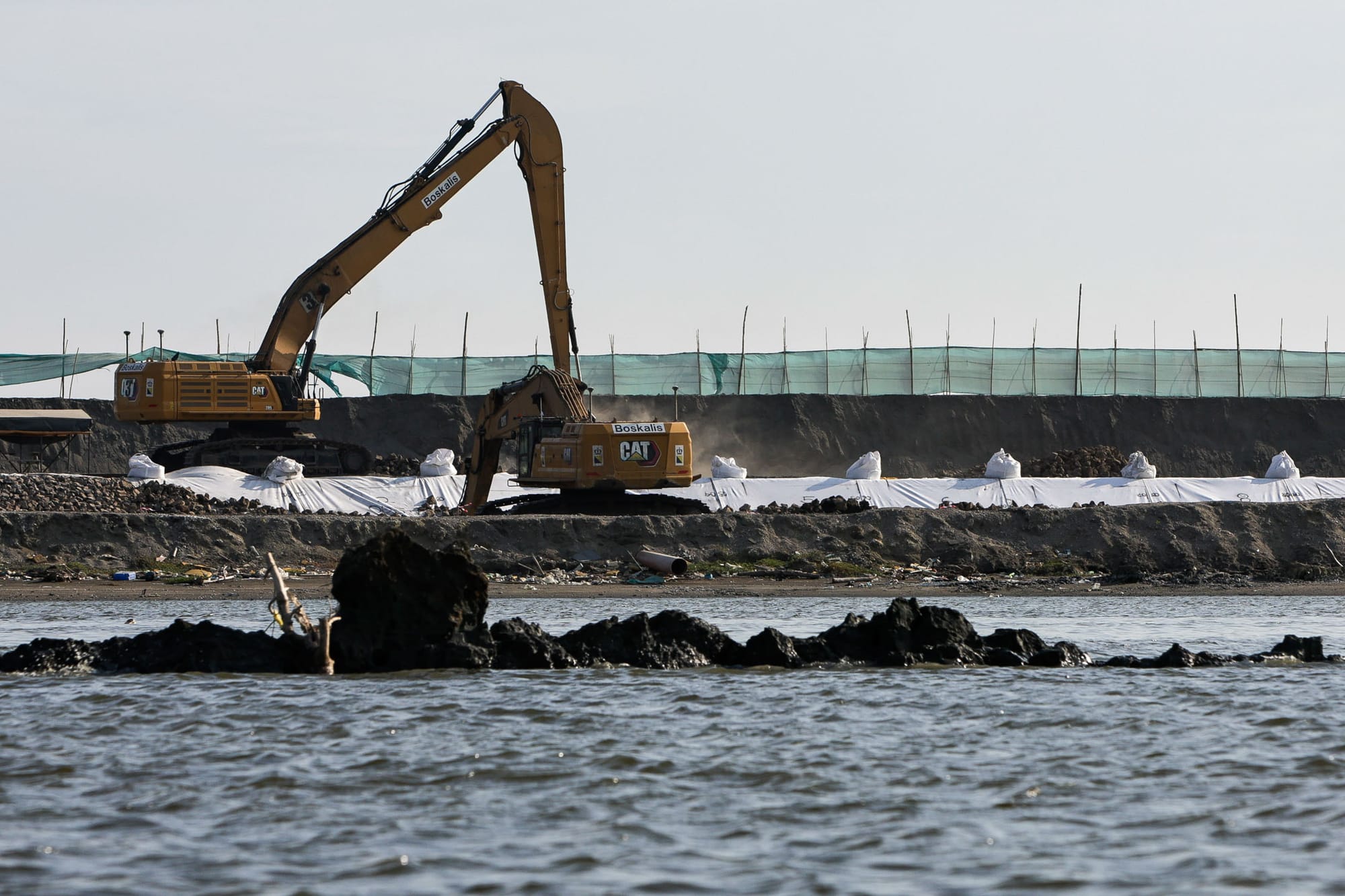 馬尼拉新機場工地上,挖土機日夜運作。攝:Daniel Ceng/端傳媒