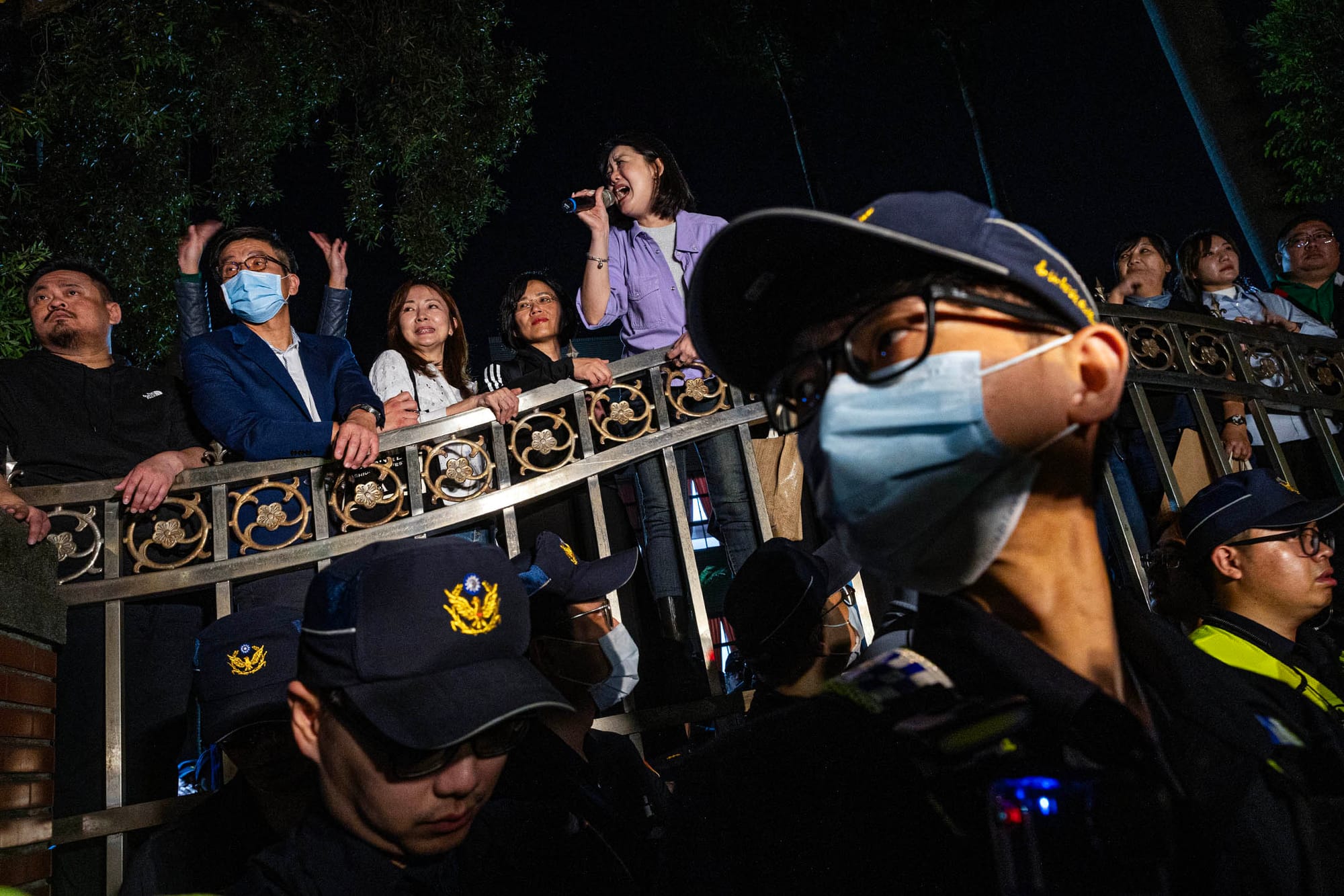 2024年5月17日,台北,立法院處理國會改革相關法案,民眾在外集會抗議,批評藍白違反程序正義,民進黨立委與示威者致謝。攝:陳焯煇/端傳媒