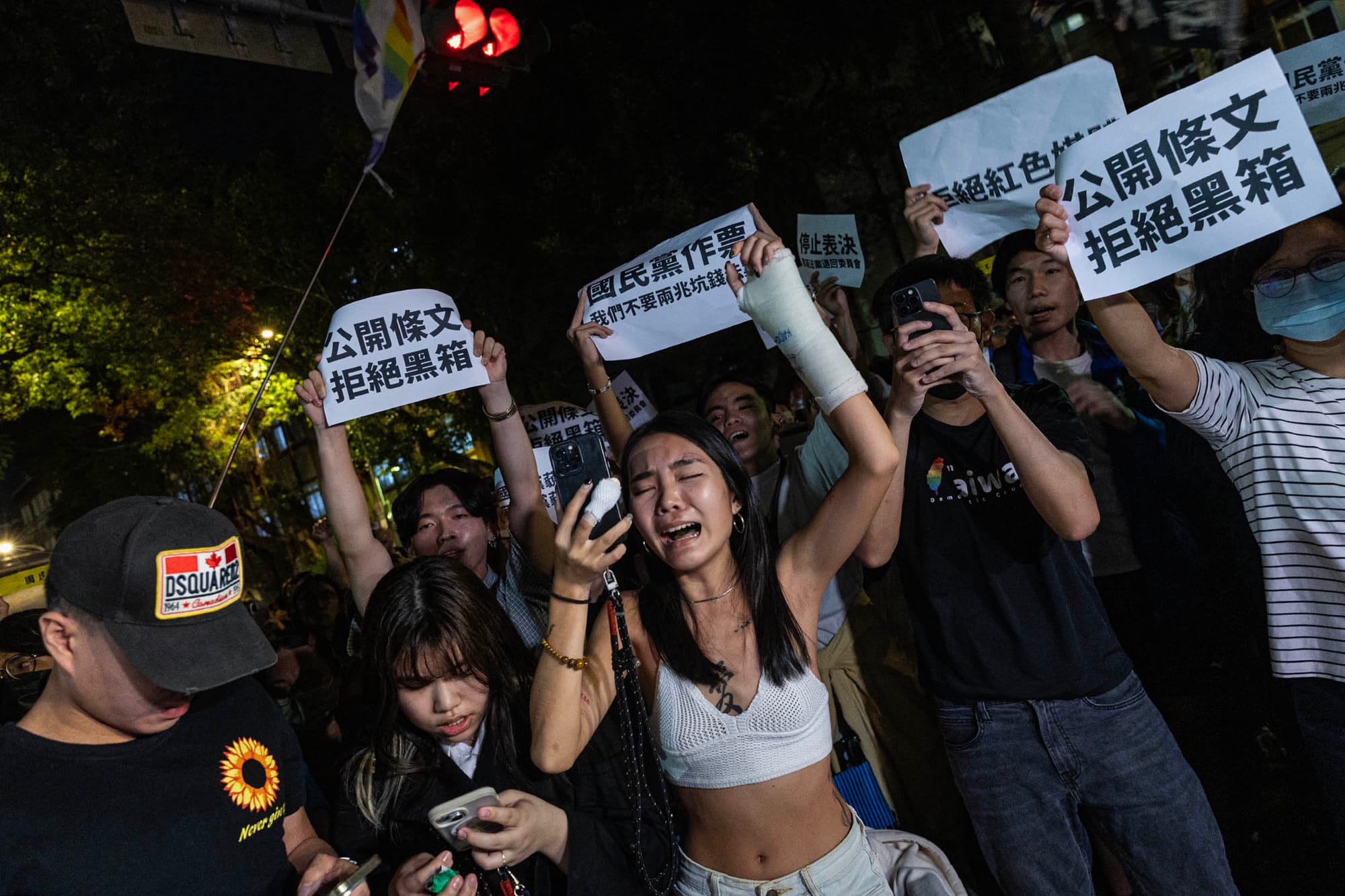 2024年5月17日,台北,立法院處理國會改革相關法案,民眾在外集會抗議,批評藍白違反程序正義。攝:陳焯煇/端傳媒