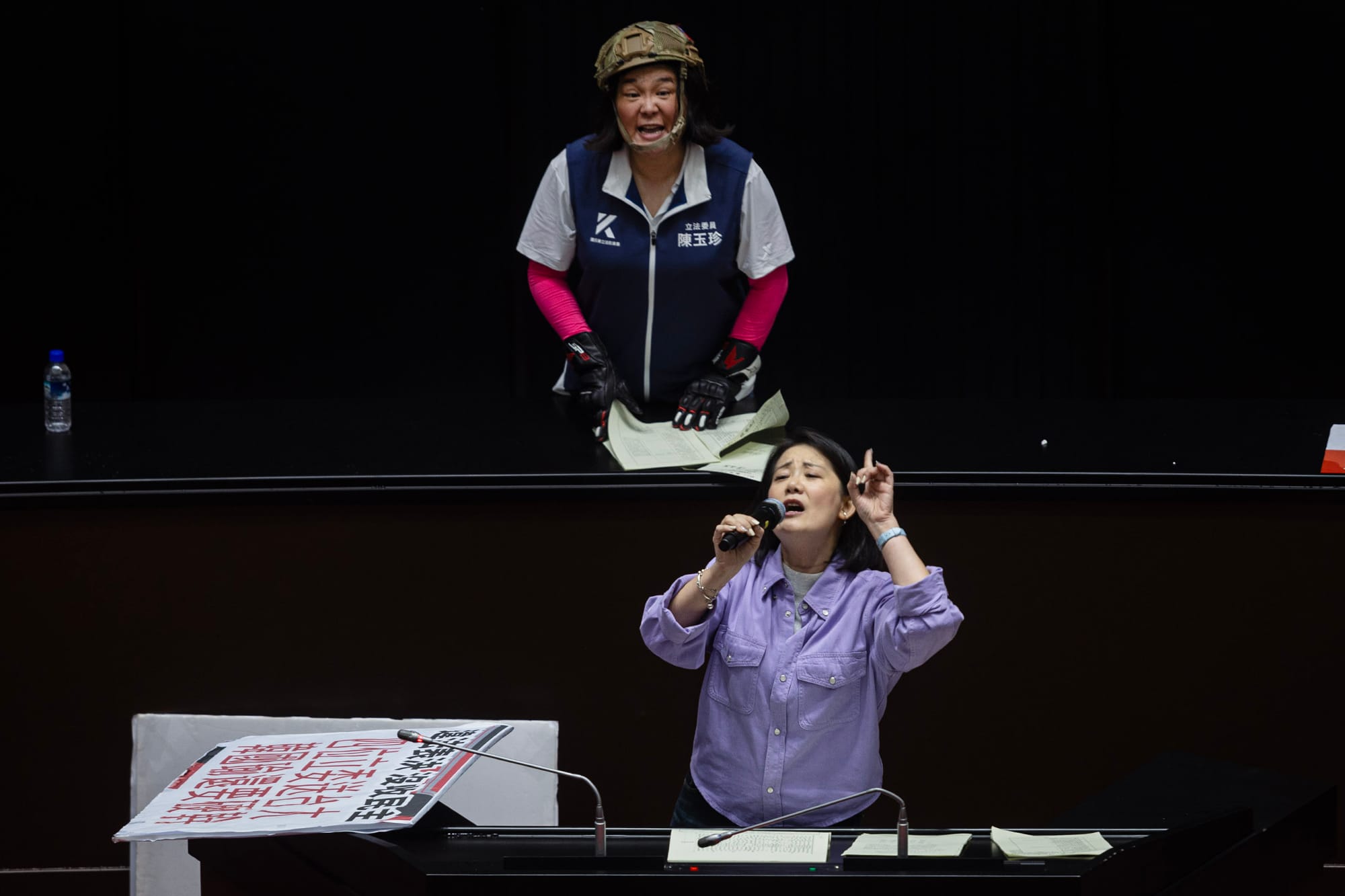 2024年5月17日,台北,立法院處理國會改革相關法案,民進黨立委台上發言。攝:陳焯煇/端傳媒