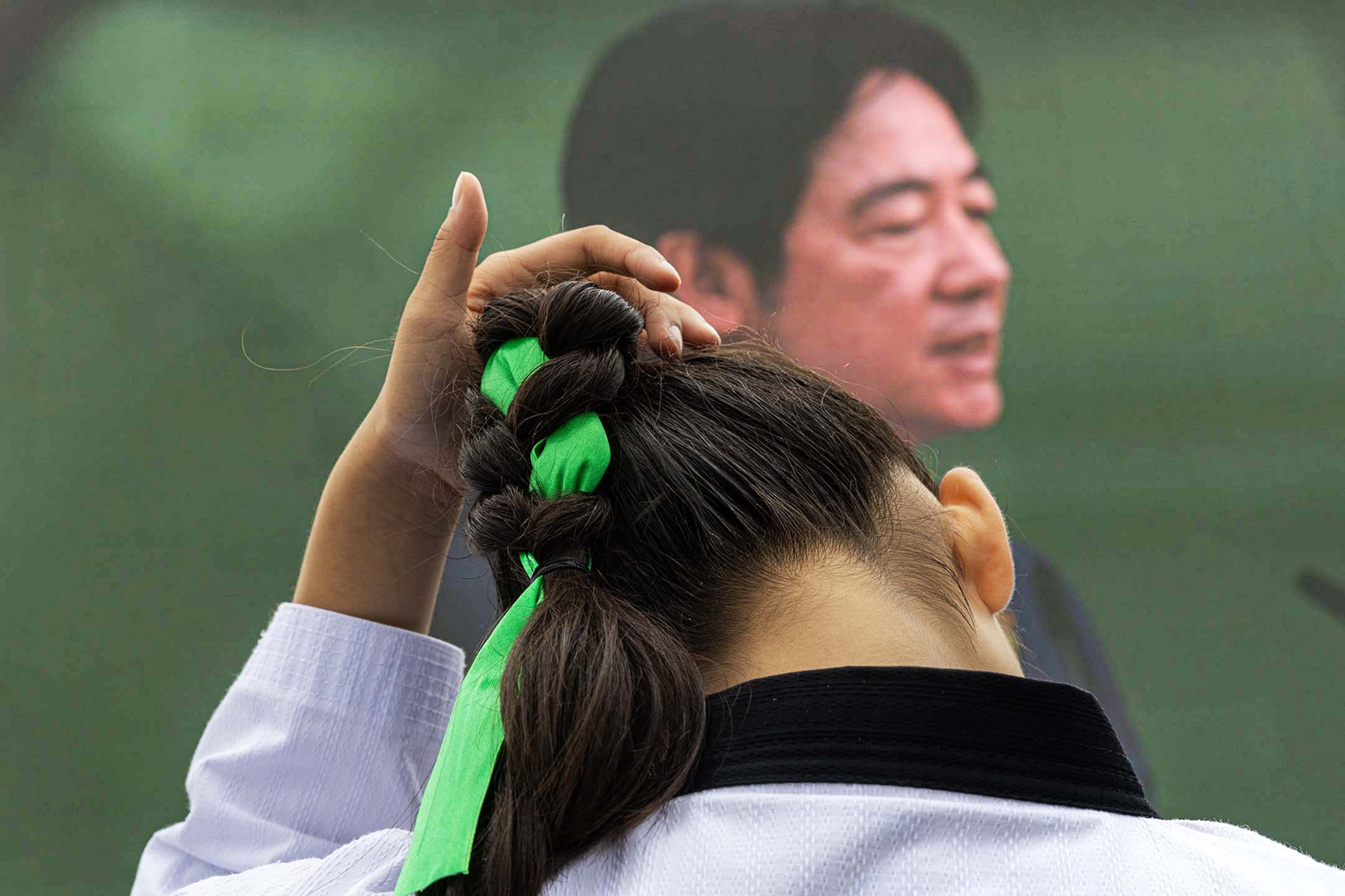 2024年5月20日，台北，中華民國第十六任總統副總統就職典禮，一名表演者的髮帶。攝：陳焯煇/端傳媒