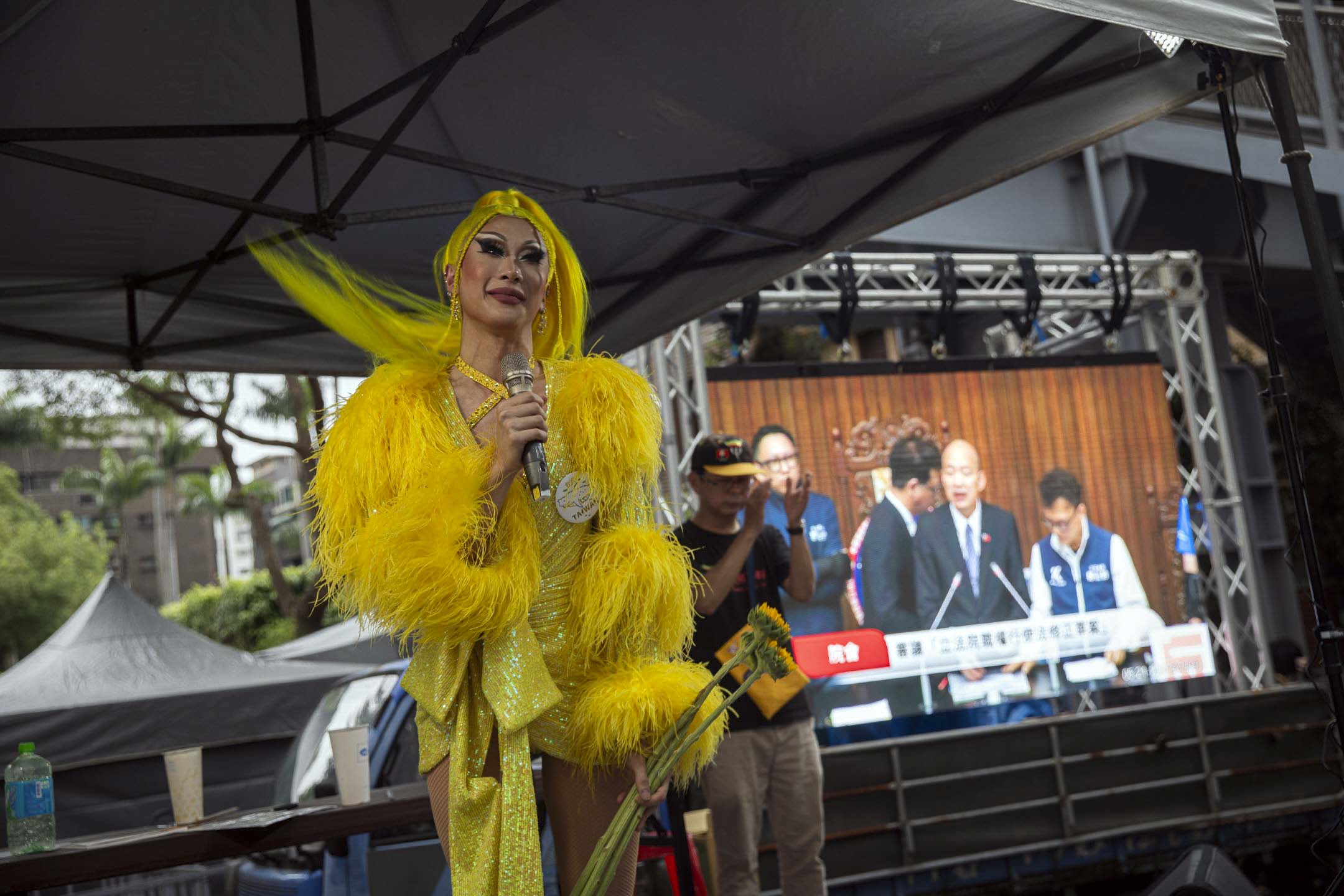 2024年5月21日，台湾立法院继续处理蓝白国会改革提案，场外数千民众聚集抗议，日前夺下鲁保罗变装秀的变装皇后妮妃雅在下午来到现场声援。摄：陈焯煇/端传媒 