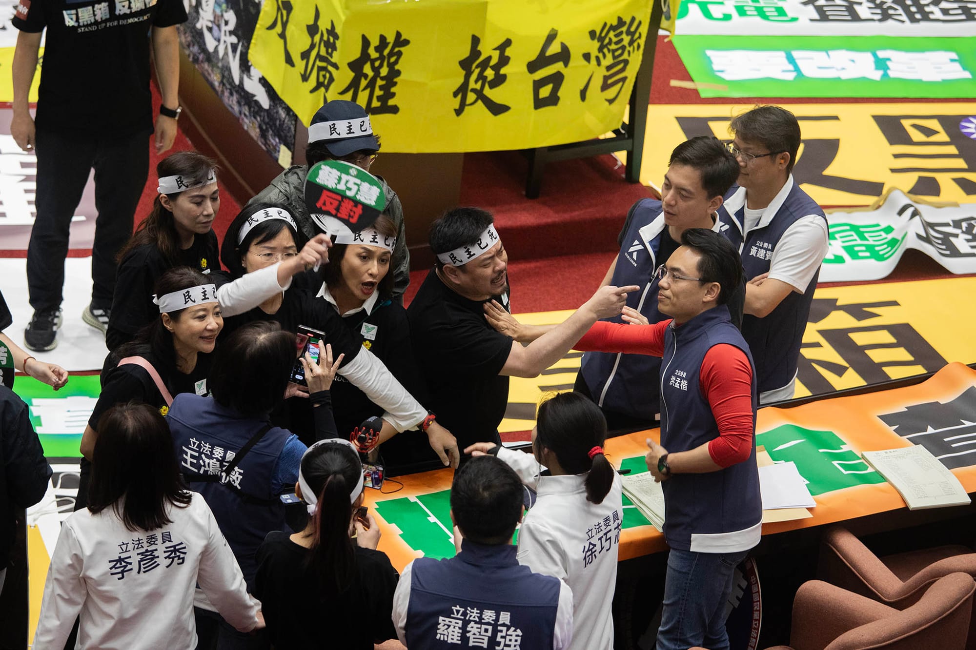 2024年5月28日,台北,立法院进行国会改革法案审议,立法院内民进党立委与国民党的立委互相指骂。摄:陈焯煇/端传媒