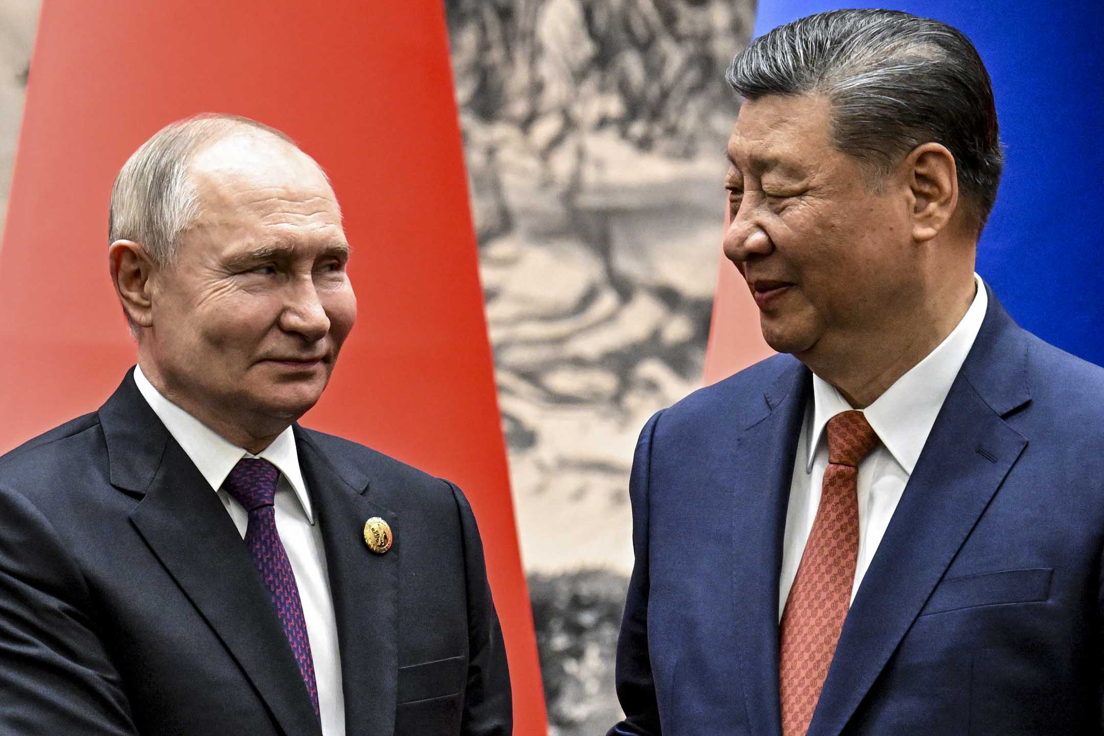 2024年5月16日,國家主席習近平和俄羅斯總統普京在北京會談前握手時互相看著對方。攝:Sergei Bobylev, Sputnik, Kremlin Pool Photo via AP/達志影像