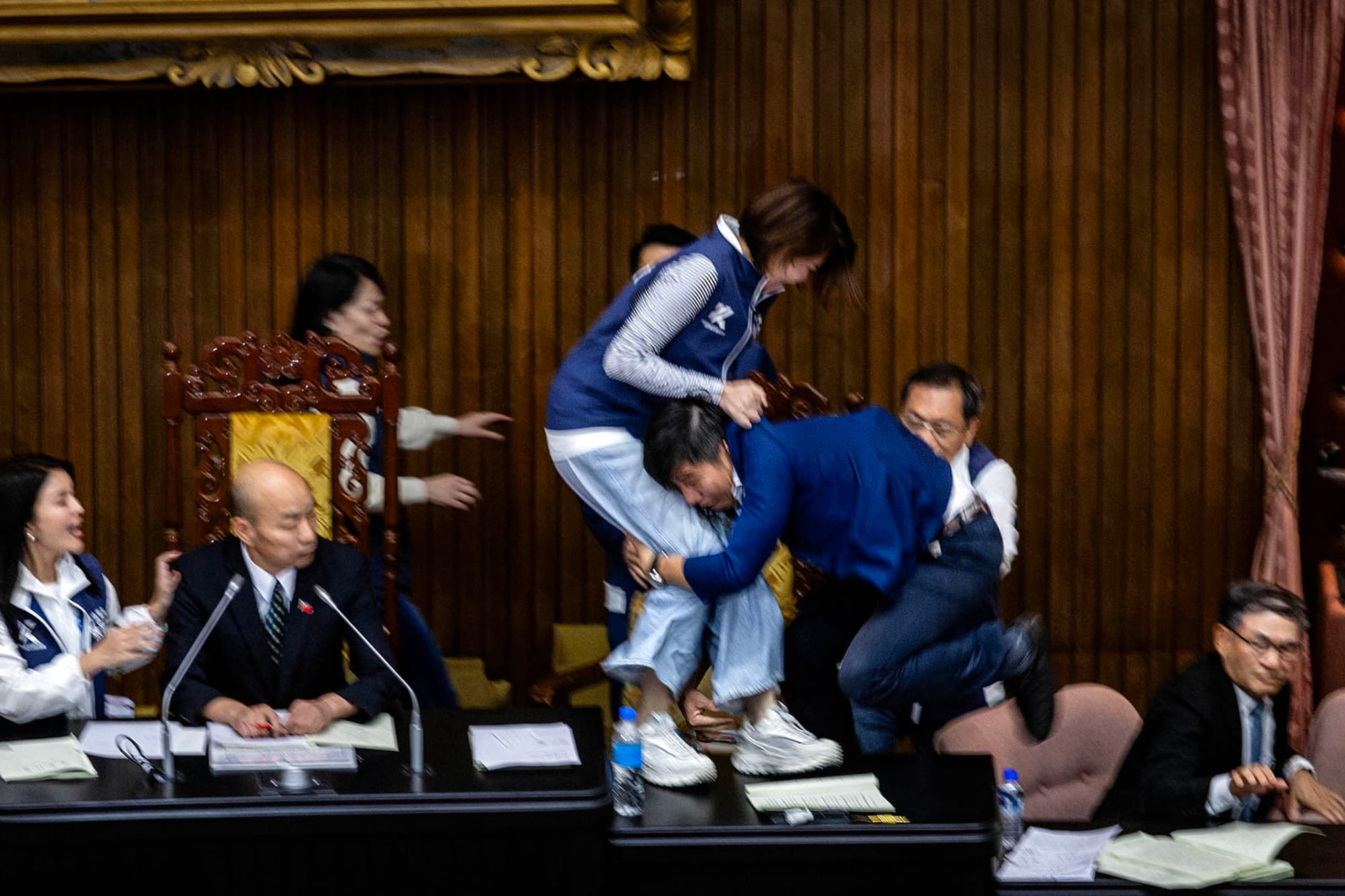 2024年5月17日,台北,國會改革法案在立法院力拼三讀,國民黨立委跟民進黨立委於議場表決期間爆發衝突。攝:陳焯煇/端傳媒
