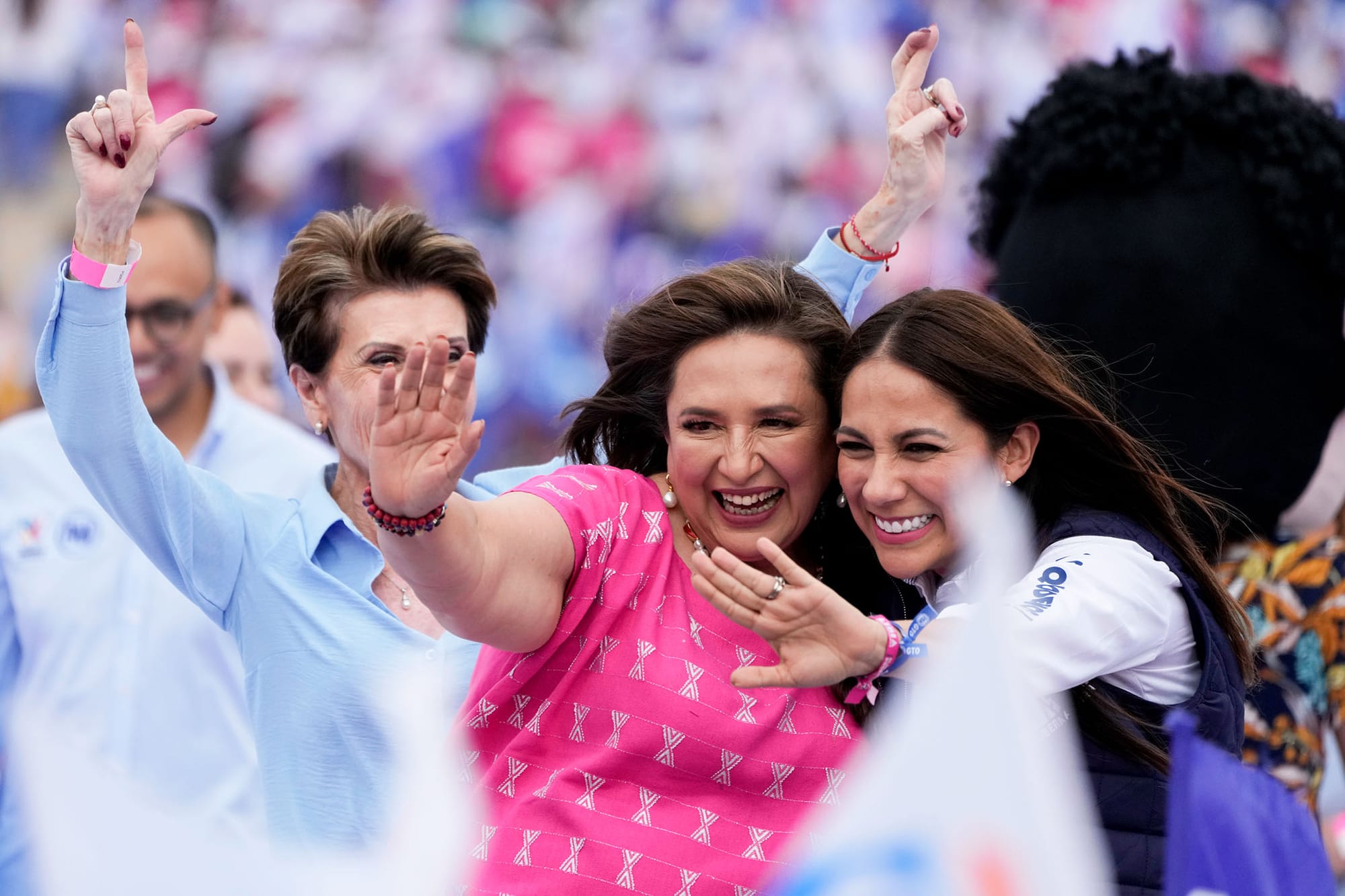 2024年3月1日,墨西哥總統候選人索奇特爾·加爾韋斯(Xóchitl Gálvez)(中) 在競選集會上向支持者揮手致意。攝:Fernando Llano/AP/達志影像