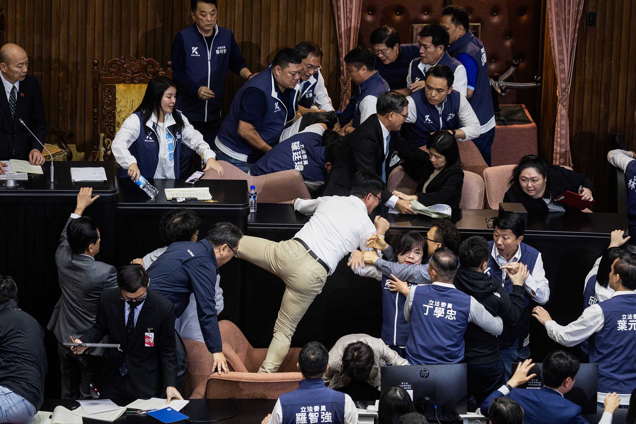 2024年5月17日,台北,國會改革法案在立法院力拼三讀,國民黨立委跟民進黨立委於議場表決期間爆發衝突。攝:陳焯煇/端傳媒