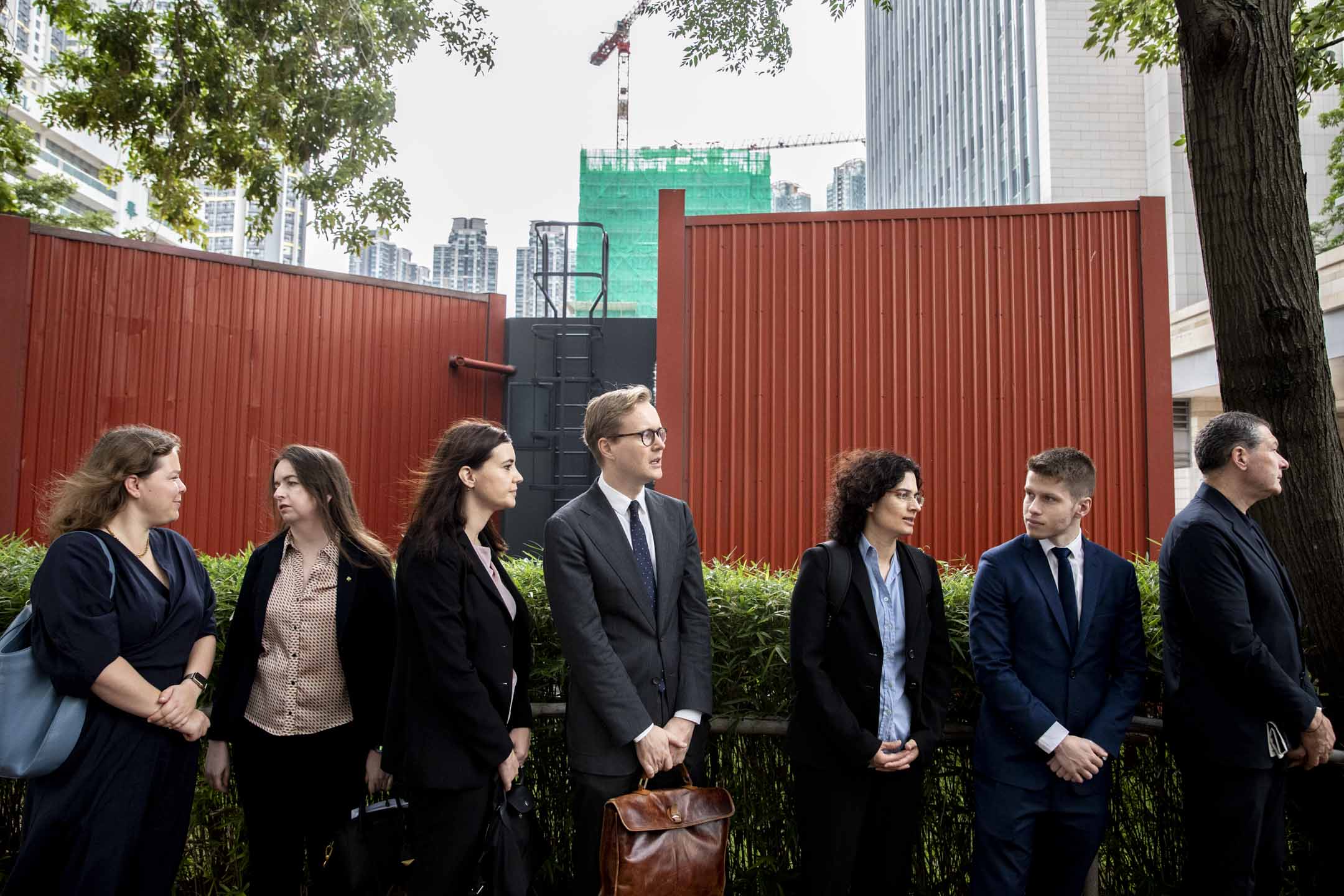 2024年5月30日，香港民主派47人初选案首日裁决，多国领事馆代表到法院外排队轮候，包括美国、法国、德国、意大利、爱尔兰、捷克、及欧盟代表。摄：林振东/端传媒