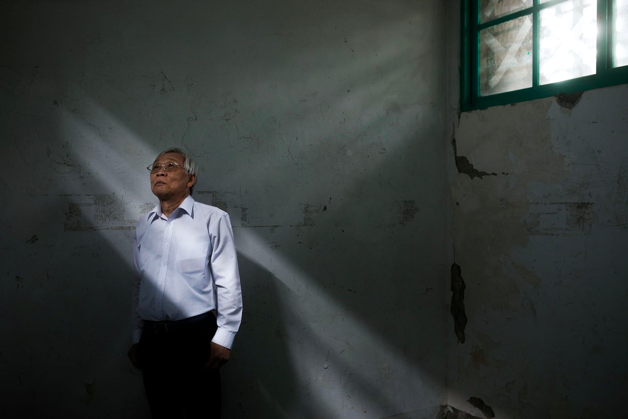 2023年4月14日，景美人权园区，陈钦生在曾囚困他的牢狱内。 陈钦生绰号“生哥”，是一位出身马来西亚霹雳州怡保的台湾白色恐怖时期政治受难者，出狱后积极从事人权运动与人权教育至今。摄：陈焯煇/端传媒