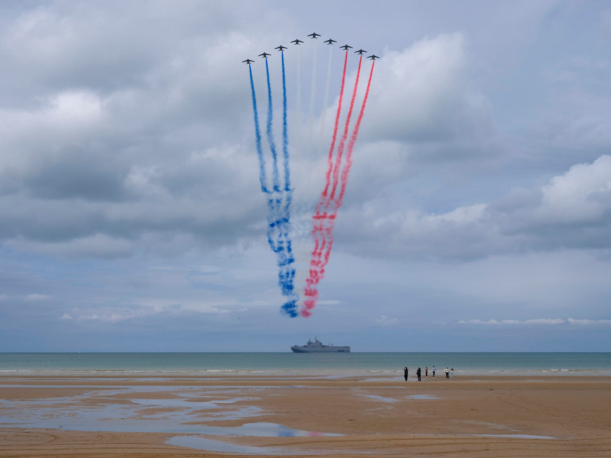 奧馬哈海灘，法國空軍戰機在預演上噴出紅白藍煙幕。 攝影：Vincent Yu