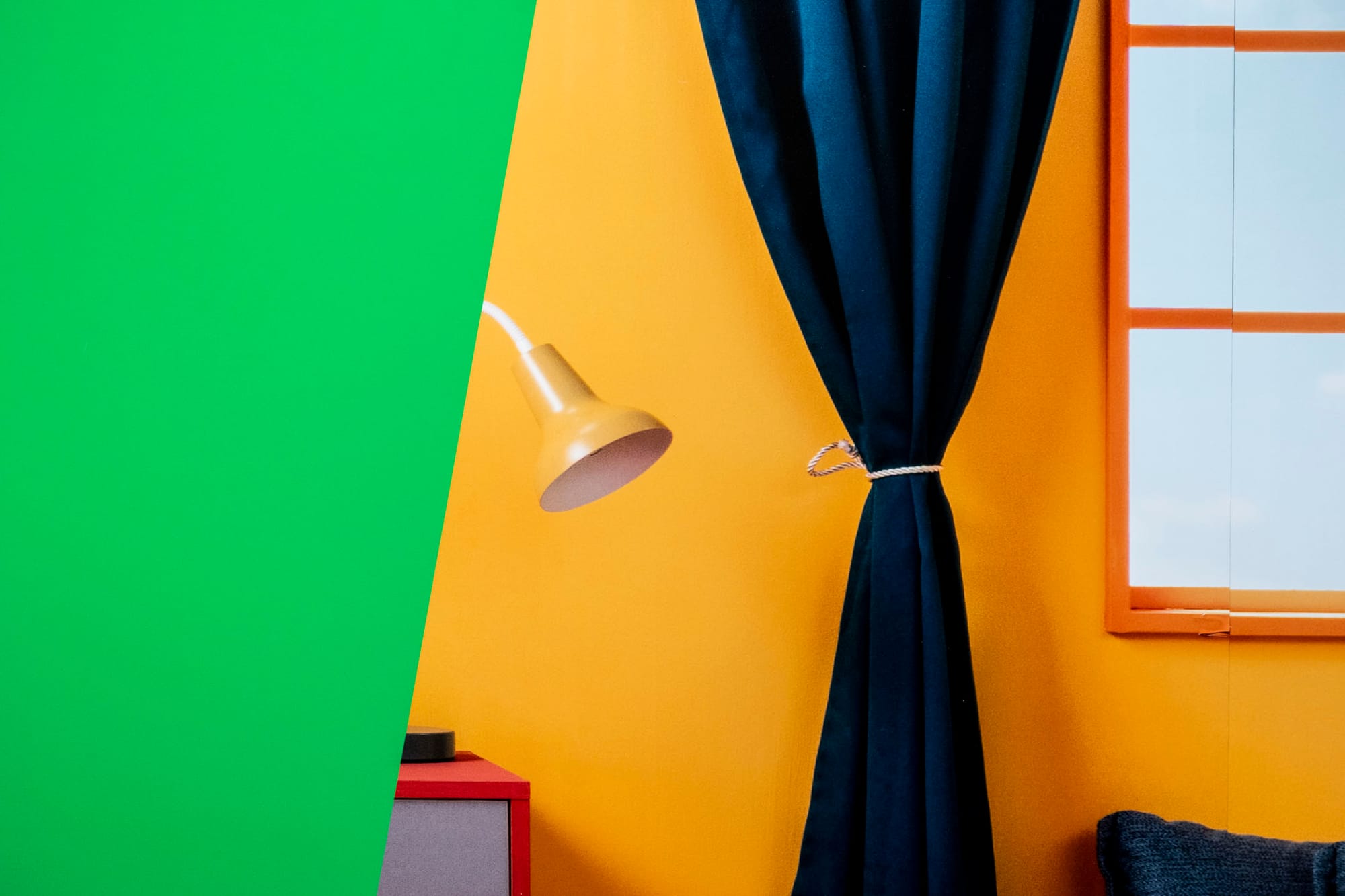 一張室內設計家居的海報。攝：林振東/端傳媒