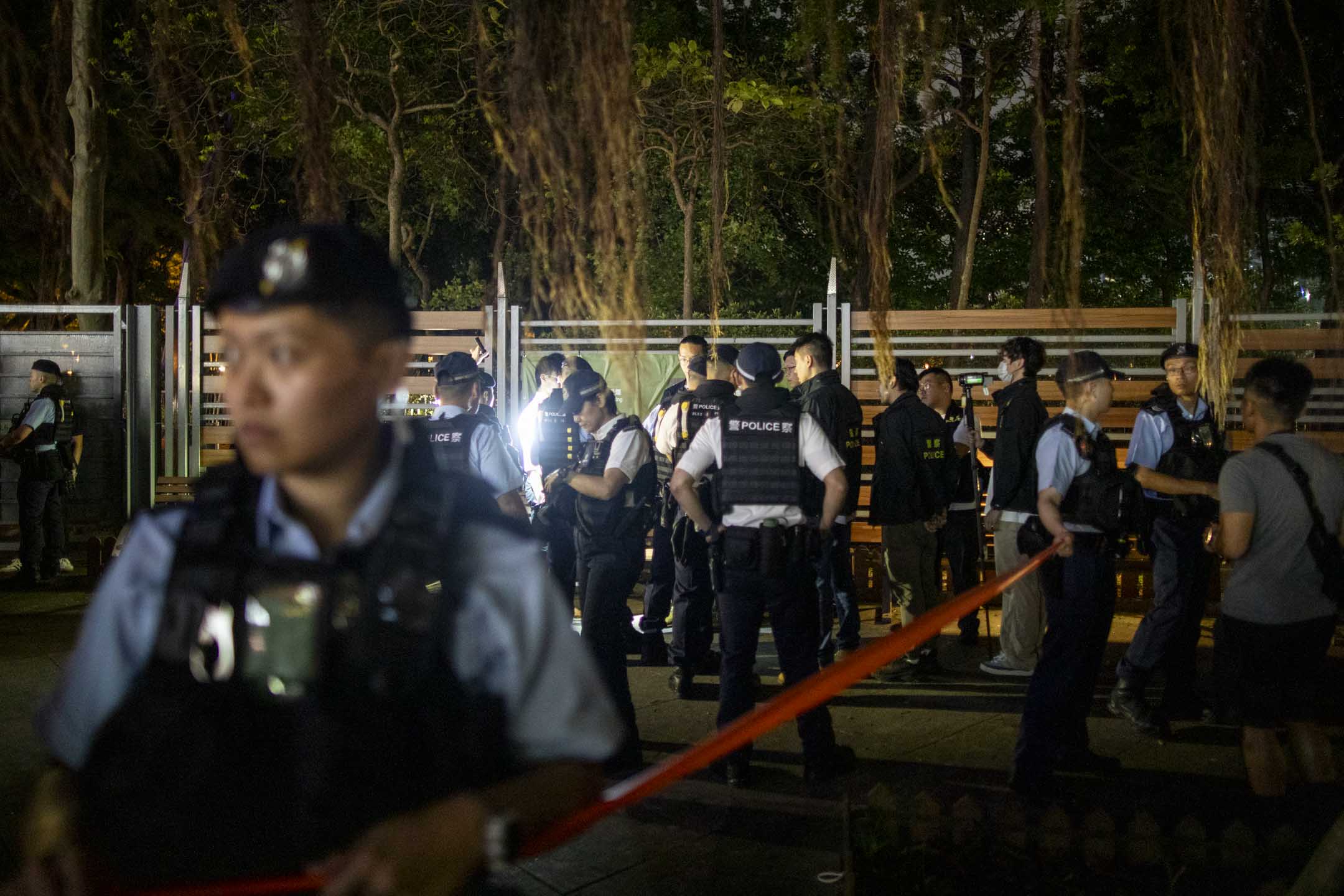 2024年6月4日，大量警察在維園截查市民。攝：林振東/端傳媒