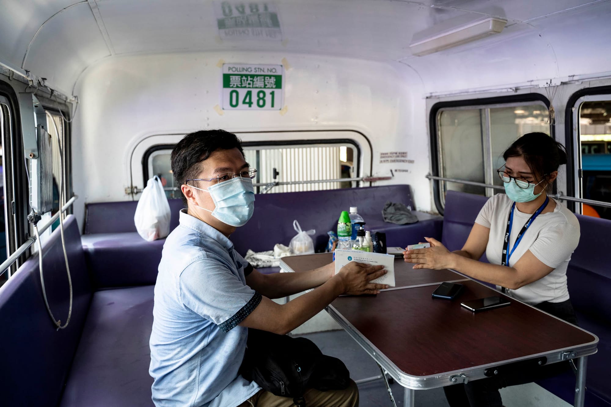 2020年7月11日，區諾軒在當天的初選記者會上示範投票過程。攝：林振東/端傳媒