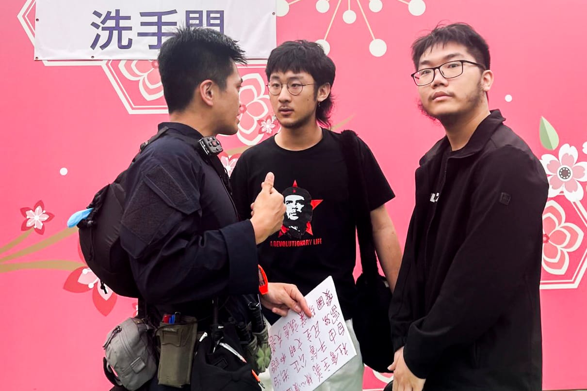 2024年6月4日，維園家鄉情市集，有兩名男子手持寫上「社會主義核心價值觀」等字眼的標語。其中一名男子被在場保安包圍抬離維園，警察將他帶上警車。