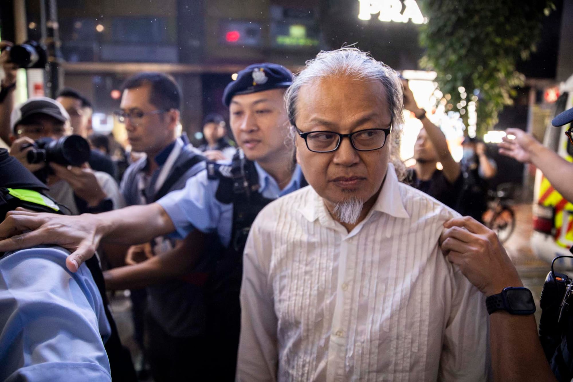 2024年6月3日晚上9時20分左右，行為藝術家「三木」現身銅鑼灣東角道，隨即被大批警員包圍，其後三木被送上警車帶走。攝：林振東/端傳媒