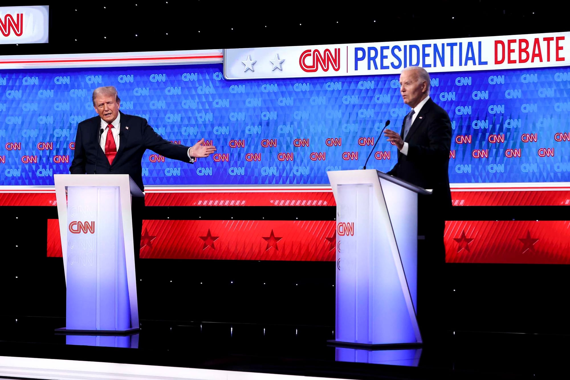 2024年6月27日，美國佐治亞州亞特蘭大CNN 演播室，美國總統拜登和共和黨總統候選人特朗普參加 CNN 的總統辯論。攝：Justin Sullivan/Getty Images