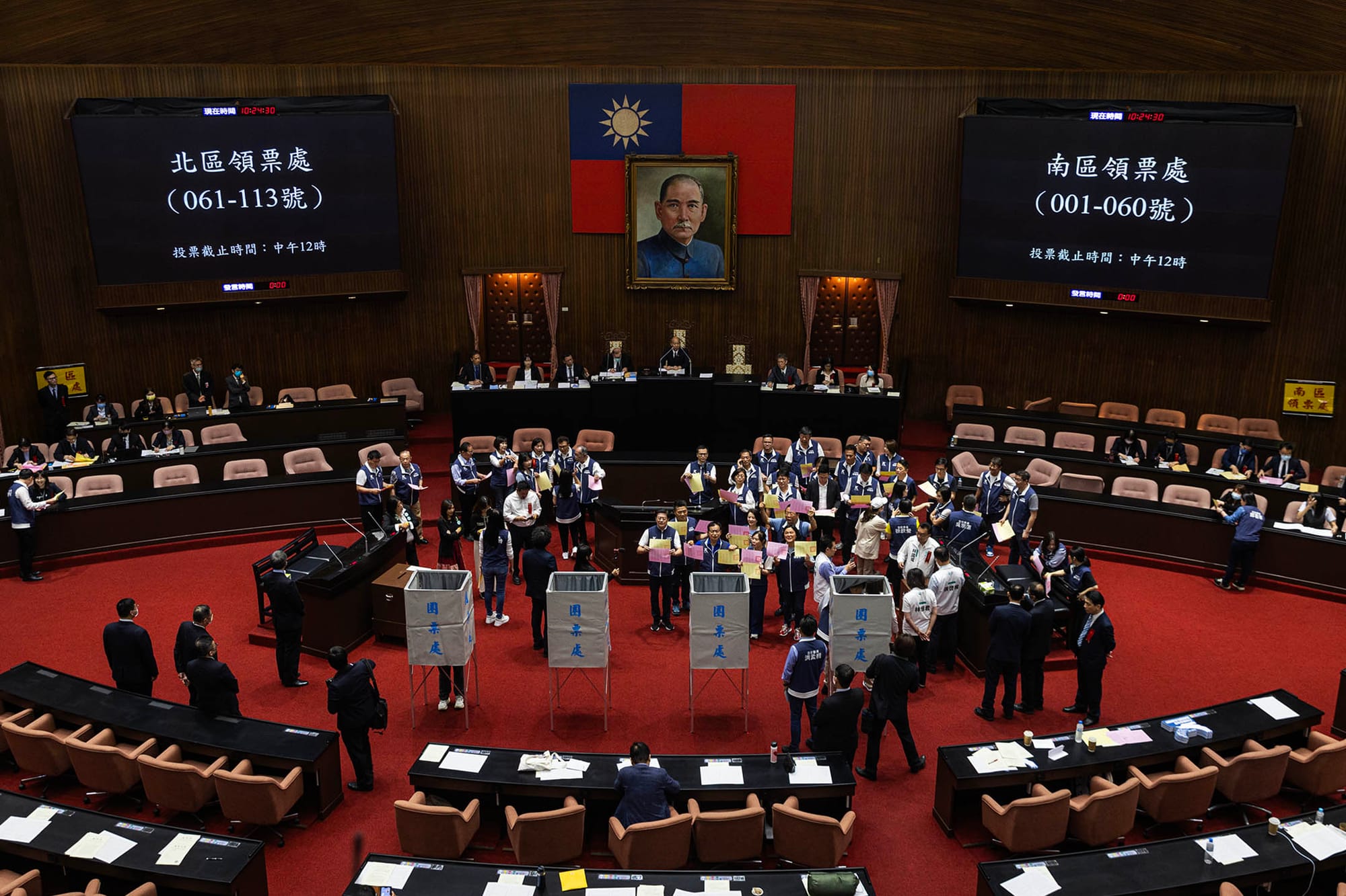 2024年6月21日，台北，立法院表决行政院对国会职权修法所提的覆议案。摄：陈焯煇/端传媒