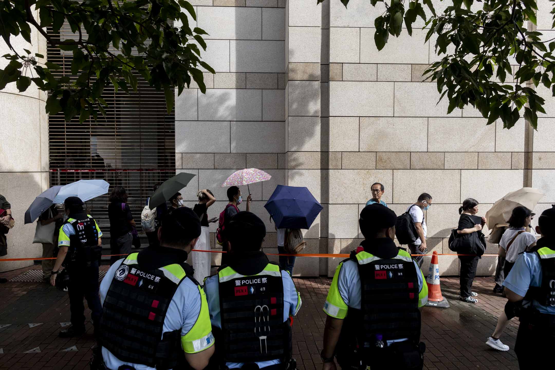 2024年6月25日,西九龍裁判法院開始審理47人案戴耀廷等被定罪被告的求情,大批市民在排隊輪候旁聽,警方加強警力巡邏。攝:林振東/端傳媒