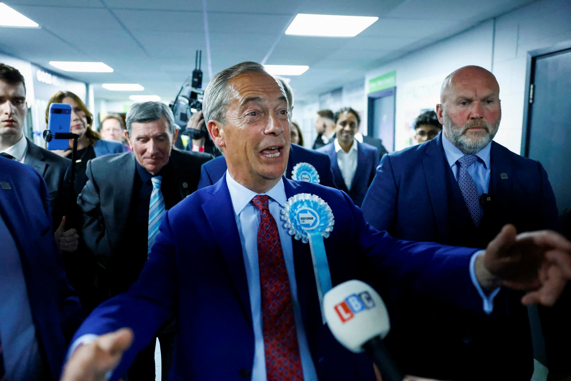 2024年7月5日，英国改革党党魁兼创办人Nigel Farage 在滨海克拉克顿举行的英国大选中赢得第一个议会席位后向媒体发表讲话。摄：Clodagh Kilcoyne/Reuters/达志影像
