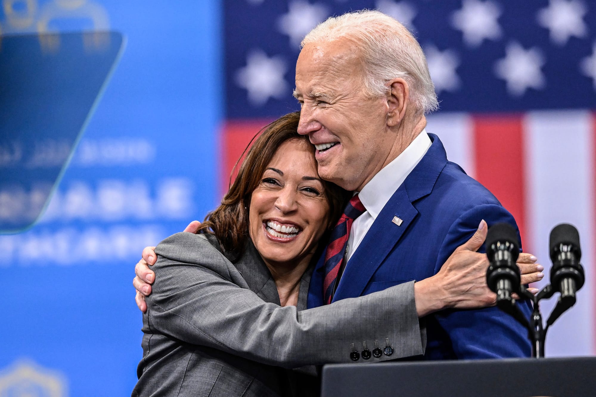 2024年2月26日,美国副总统贺锦丽在北卡罗来纳州罗利发表医疗保健演讲后拥抱总统拜登。 摄:Matt Kelley/AP/达志影像