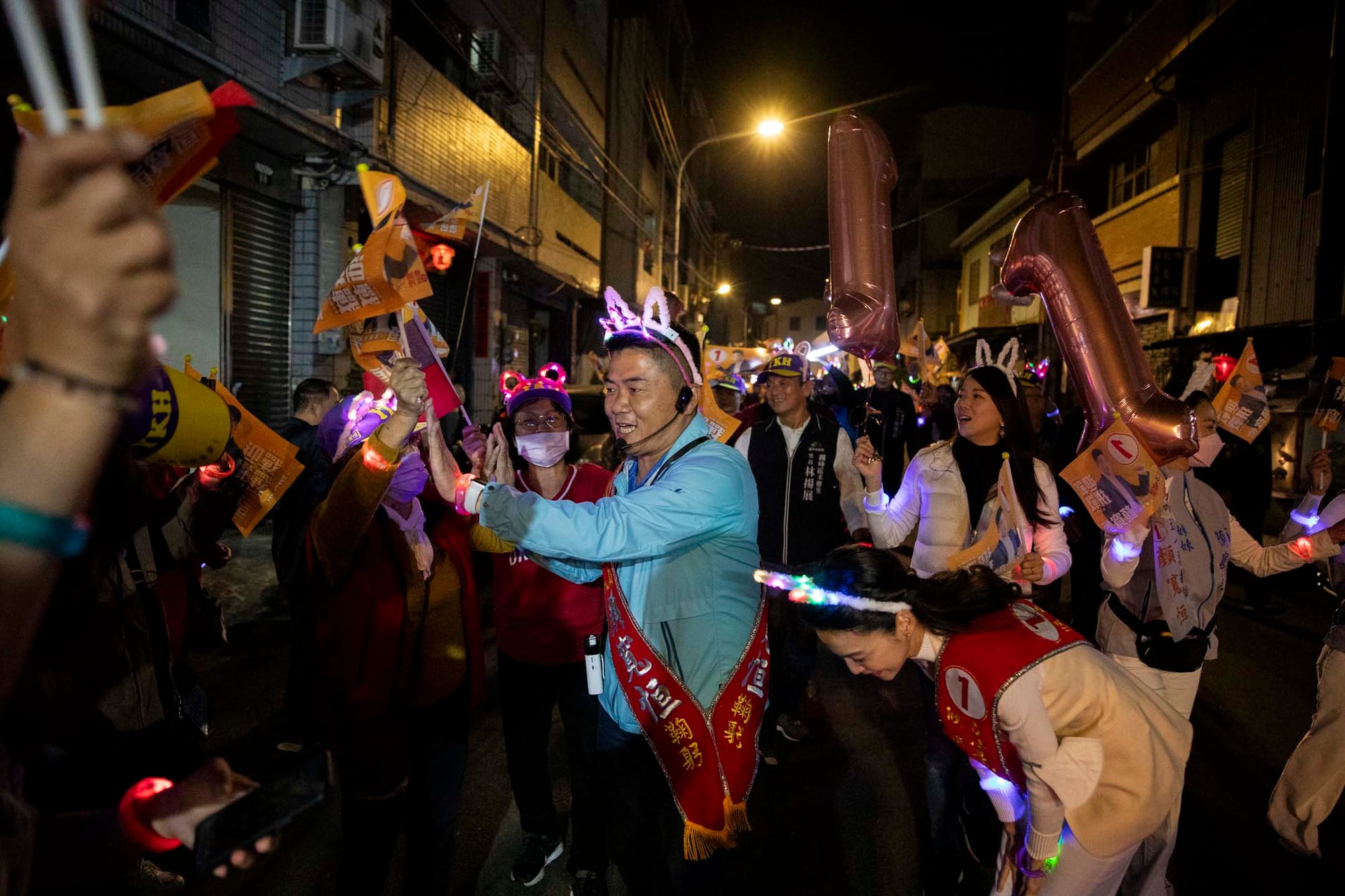 2024年1月6日,國民黨立委參選人顏寬恒在台中選區拉票。攝:林振東/端傳媒