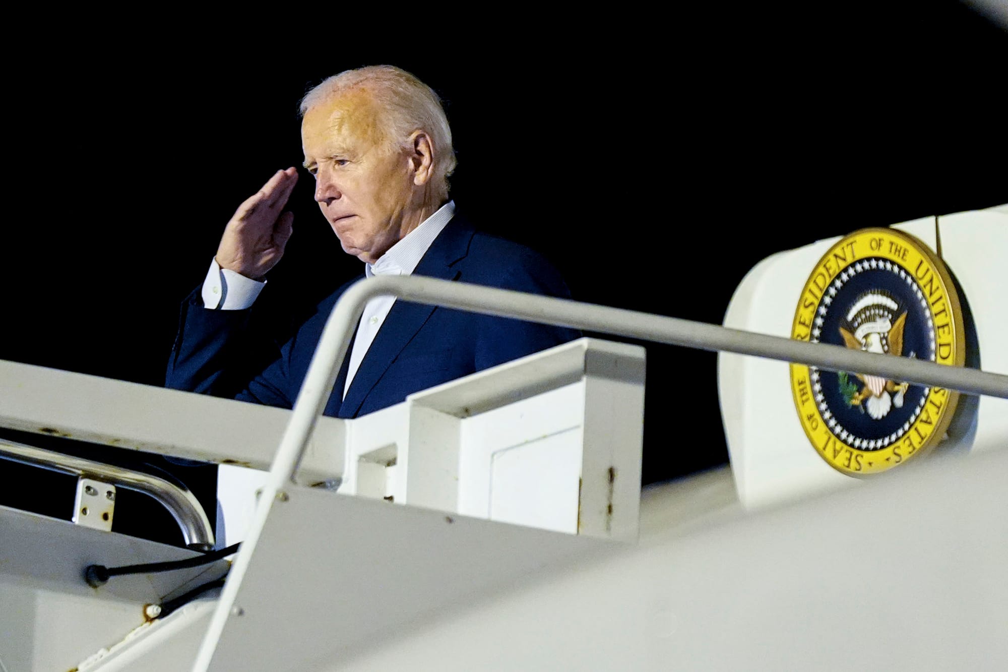 2024年7月13日,美國總統拜登在特拉華州多佛爾空軍基地登上空軍一號時致敬。攝:Manuel Balce Ceneta/AP/達志影像