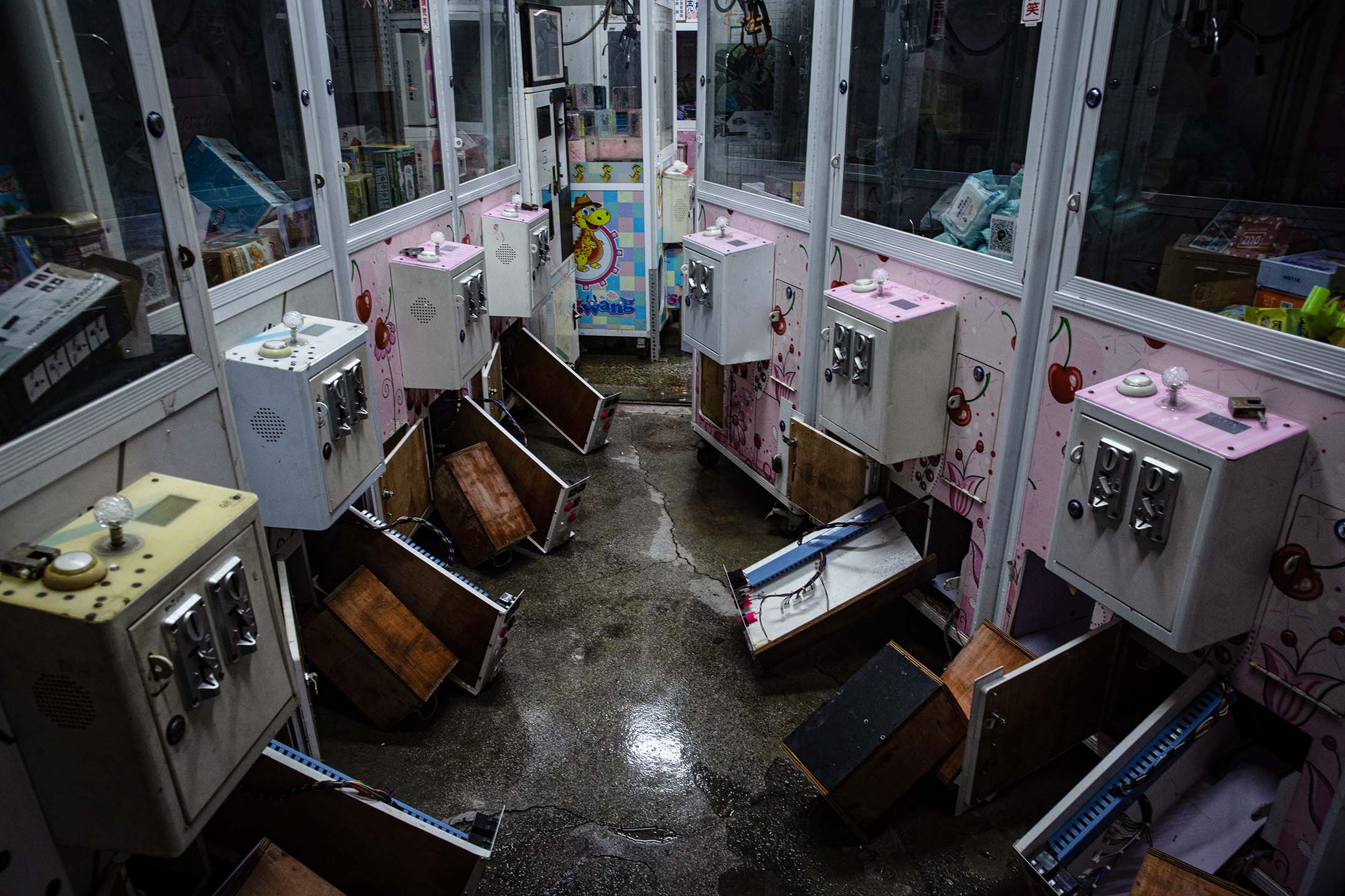 2024年7月27日,台南鹽水,退水後一間夾娃娃的店。攝:陳焯煇/端傳媒