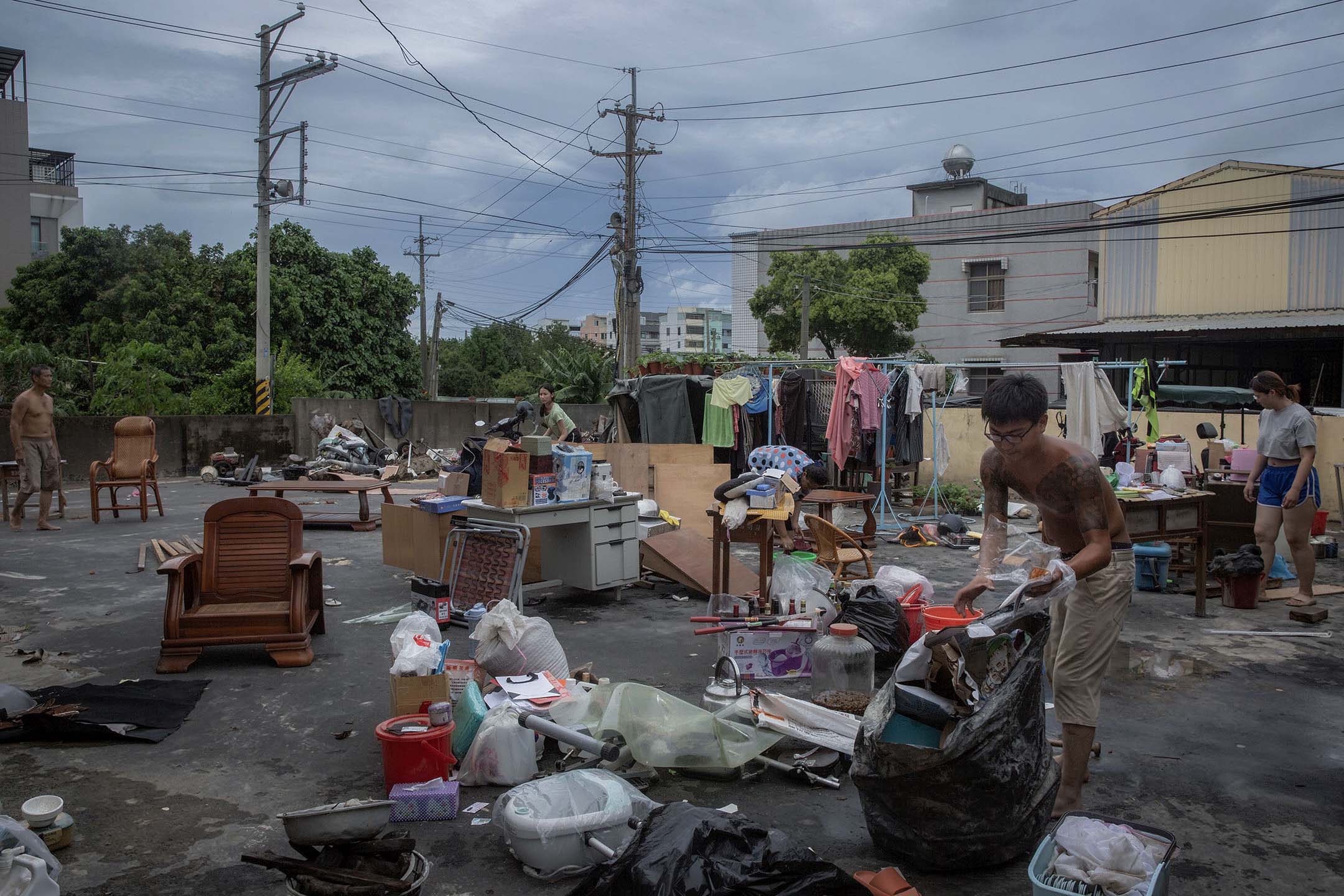 2024年7月27日,嘉義水上鄉,居民在整理淹水後的家。攝:陳焯煇/端傳媒