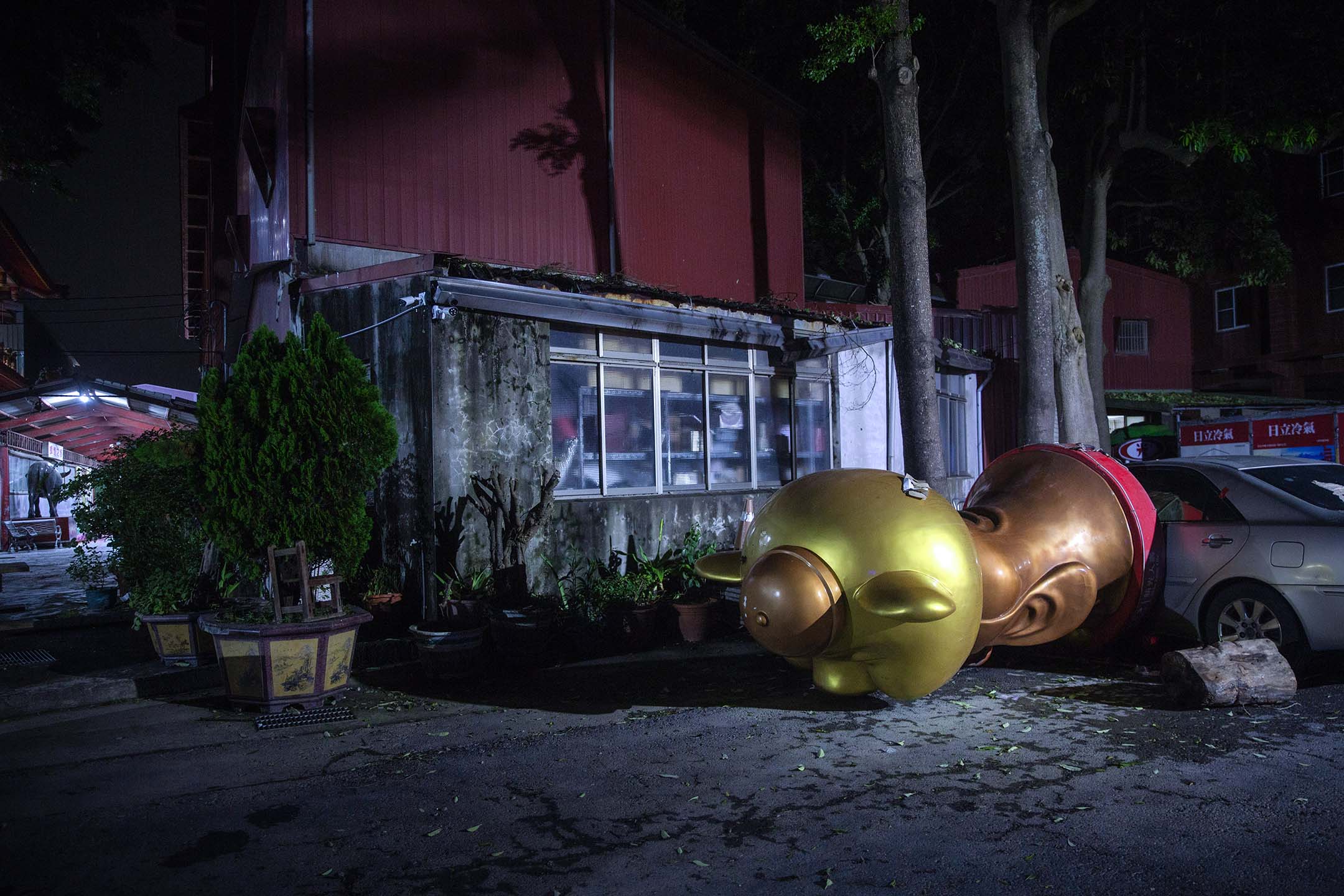 2024年7月27日,台南鹽水,一個倒掉的像。攝:陳焯煇/端傳媒