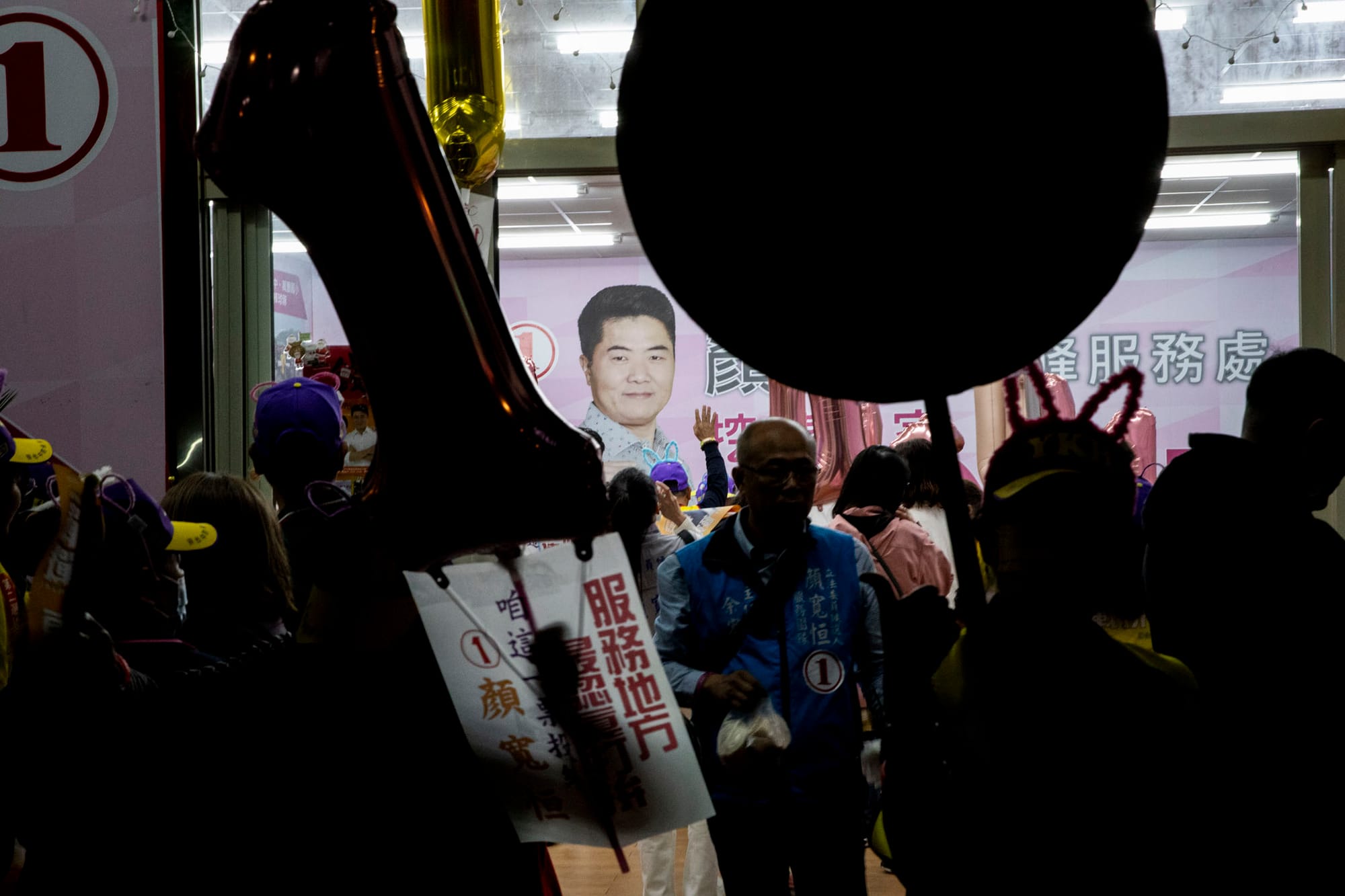 2024年1月6日,國民黨立委參選人顏寬恆在台中的選舉總部。攝:林振東/端傳媒